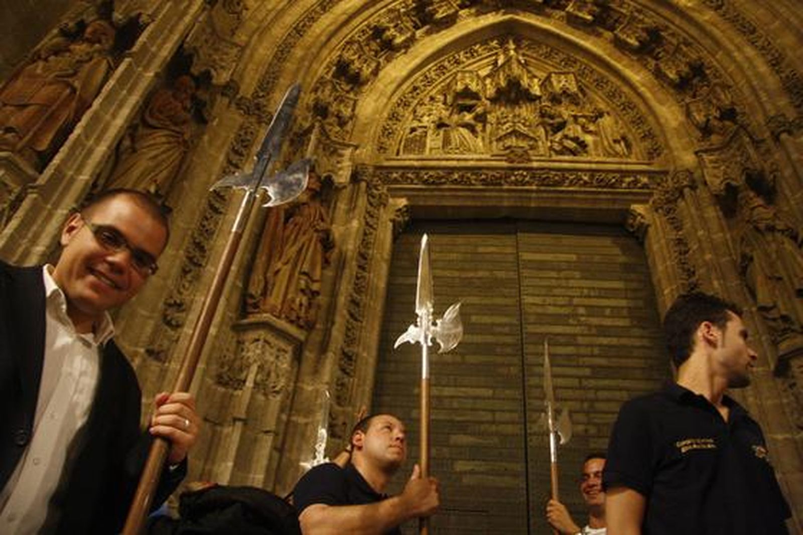 La Giralda acoge, con la banda del Sol, el rito del que se tienen noticias desde 1404.

Foto: B.Vargas
