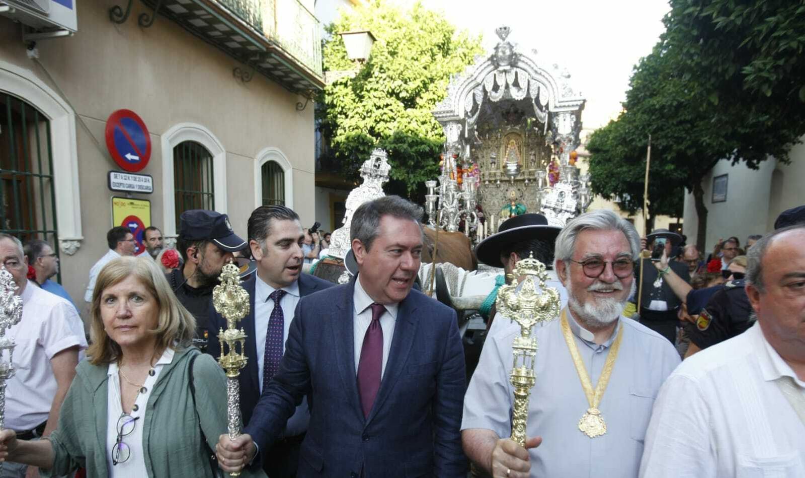 La salida de la Hermandad del Rocío de la Macarena, en imágenes