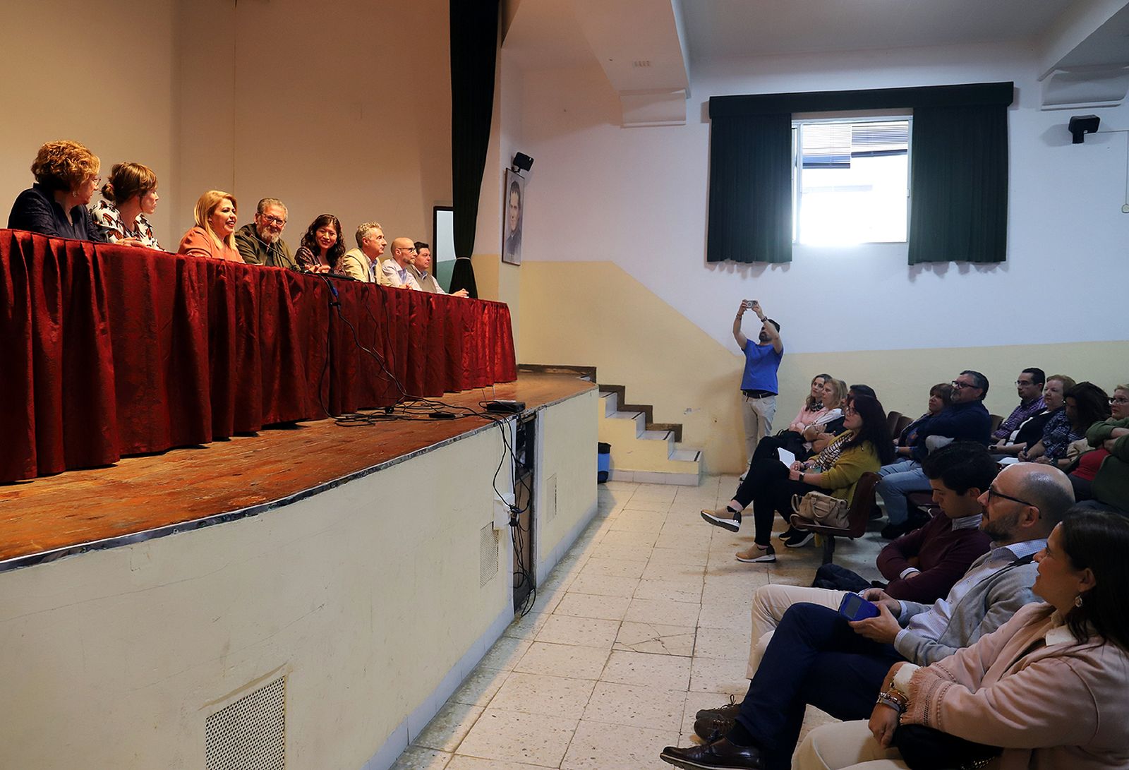 Encuentro entre parte del gobierno municipal y vecinos de Icovesa.