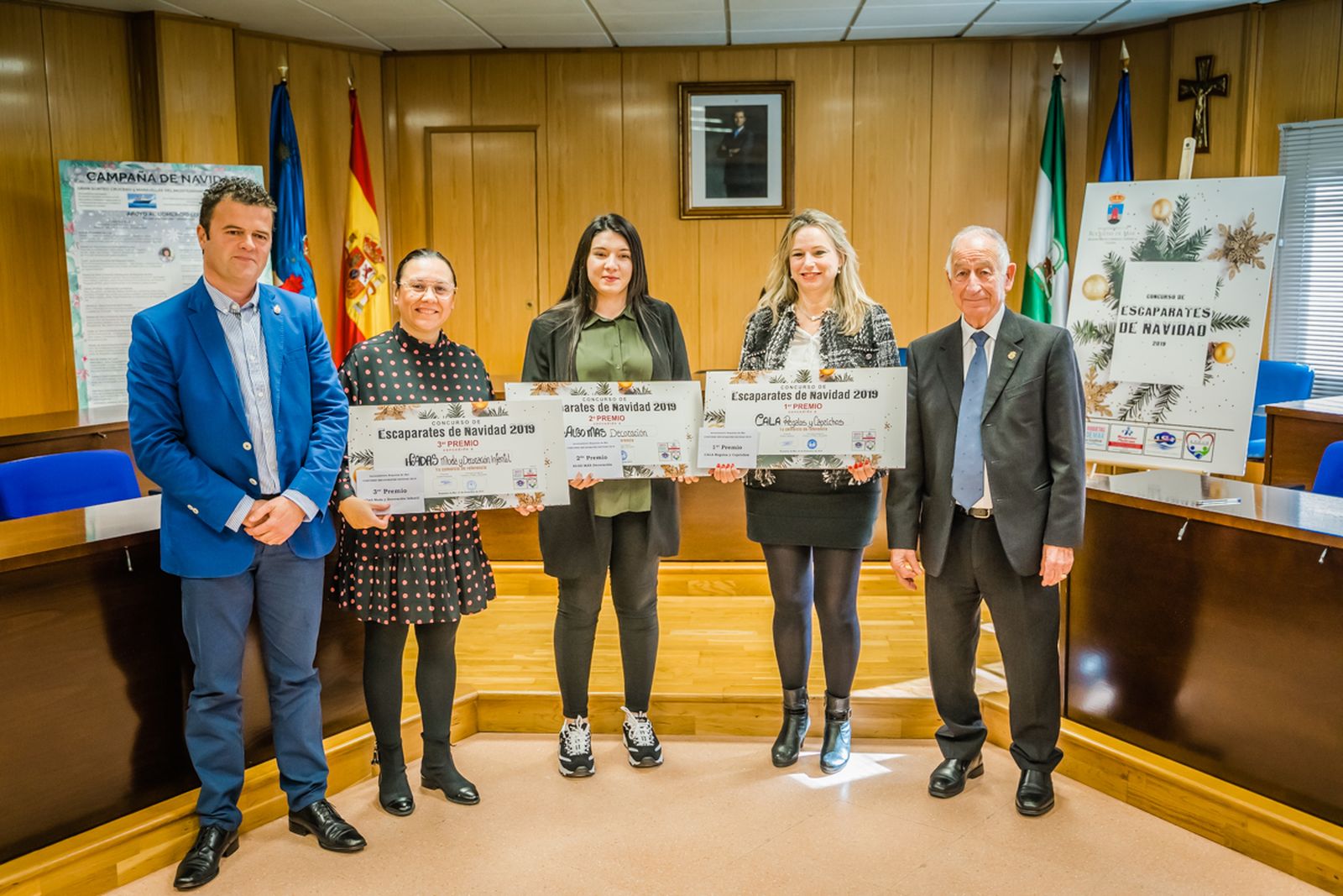 Cala Regalos y Caprichos gana el concurso de escaparates de Navidad.