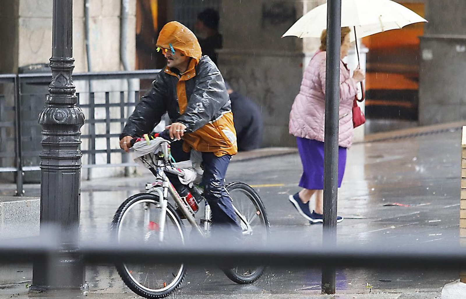 Imágenes de la mañana lluviosa de domingo en Huelva