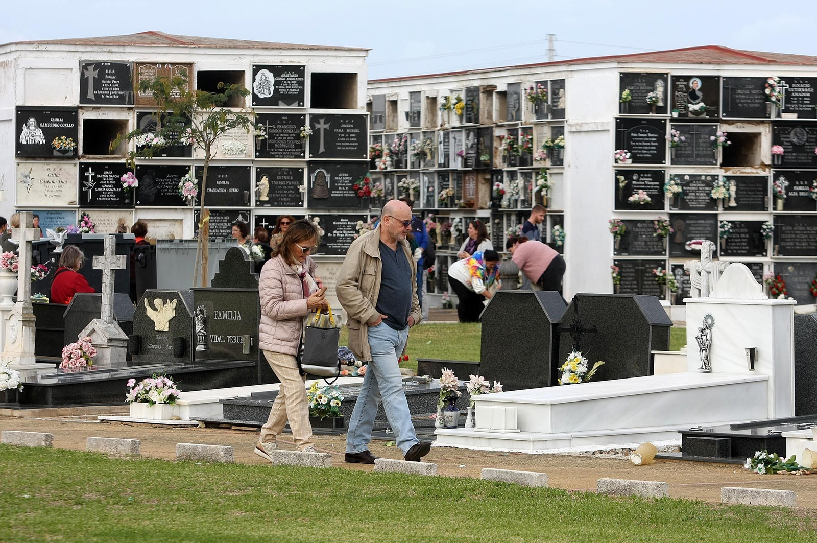 Imágenes del ambiente en el cementerio La Soledad, Huelva