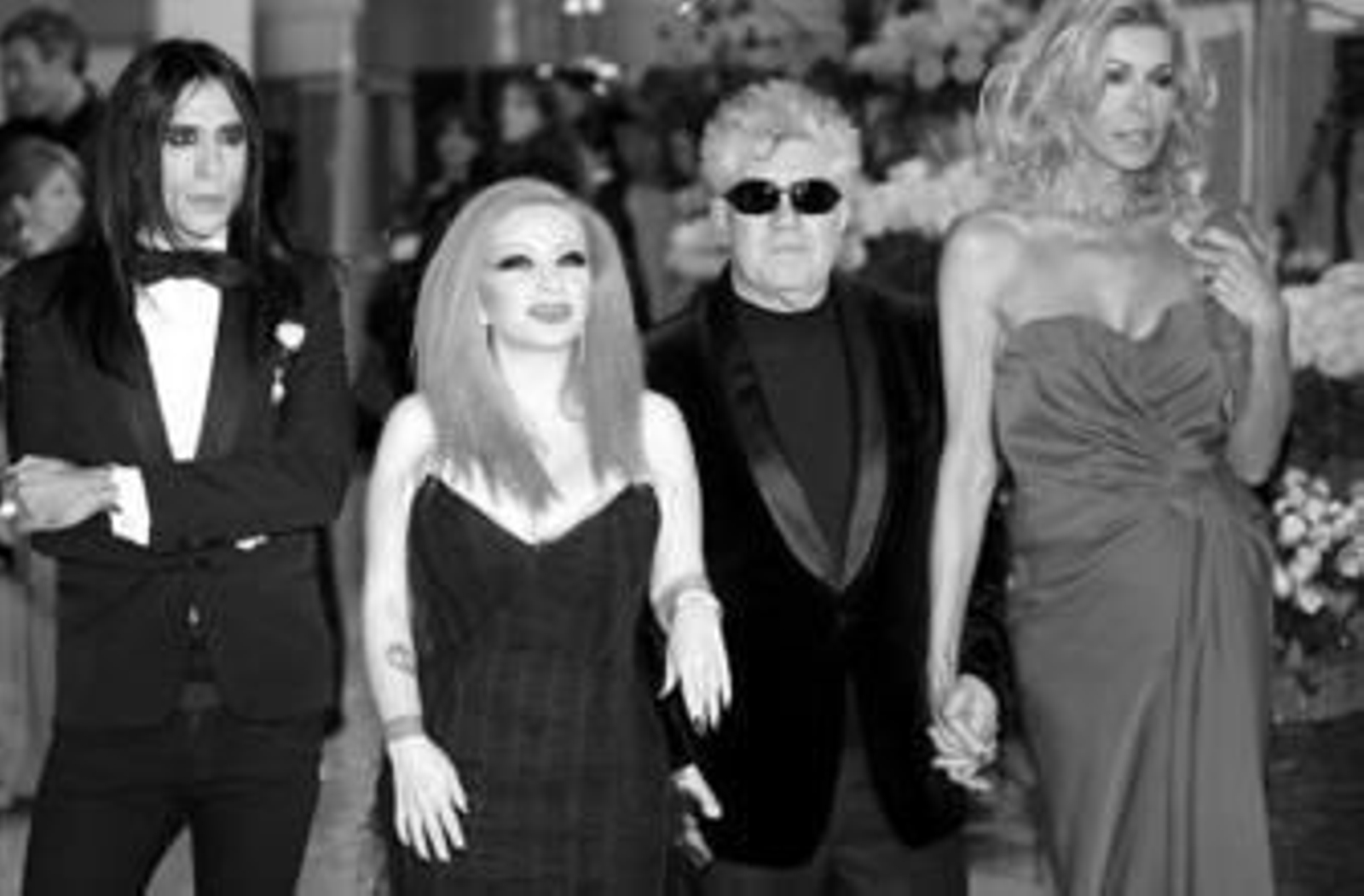 Pedro Almodóvar y Luz Casal deslumbran en el Baile de la Rosa