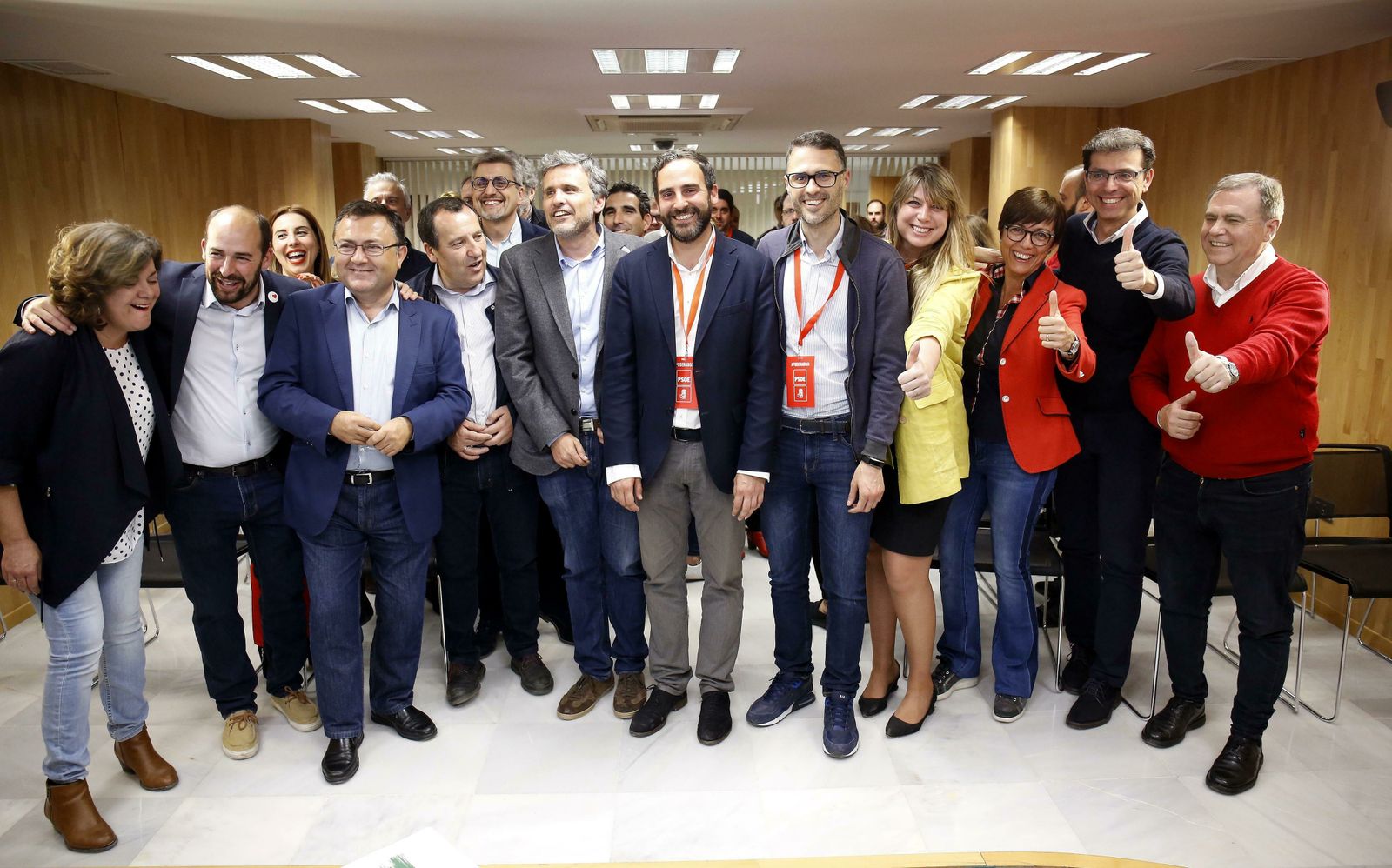 Los representantes del PSOE celebran anoche el triunfo en la sede de su partido.