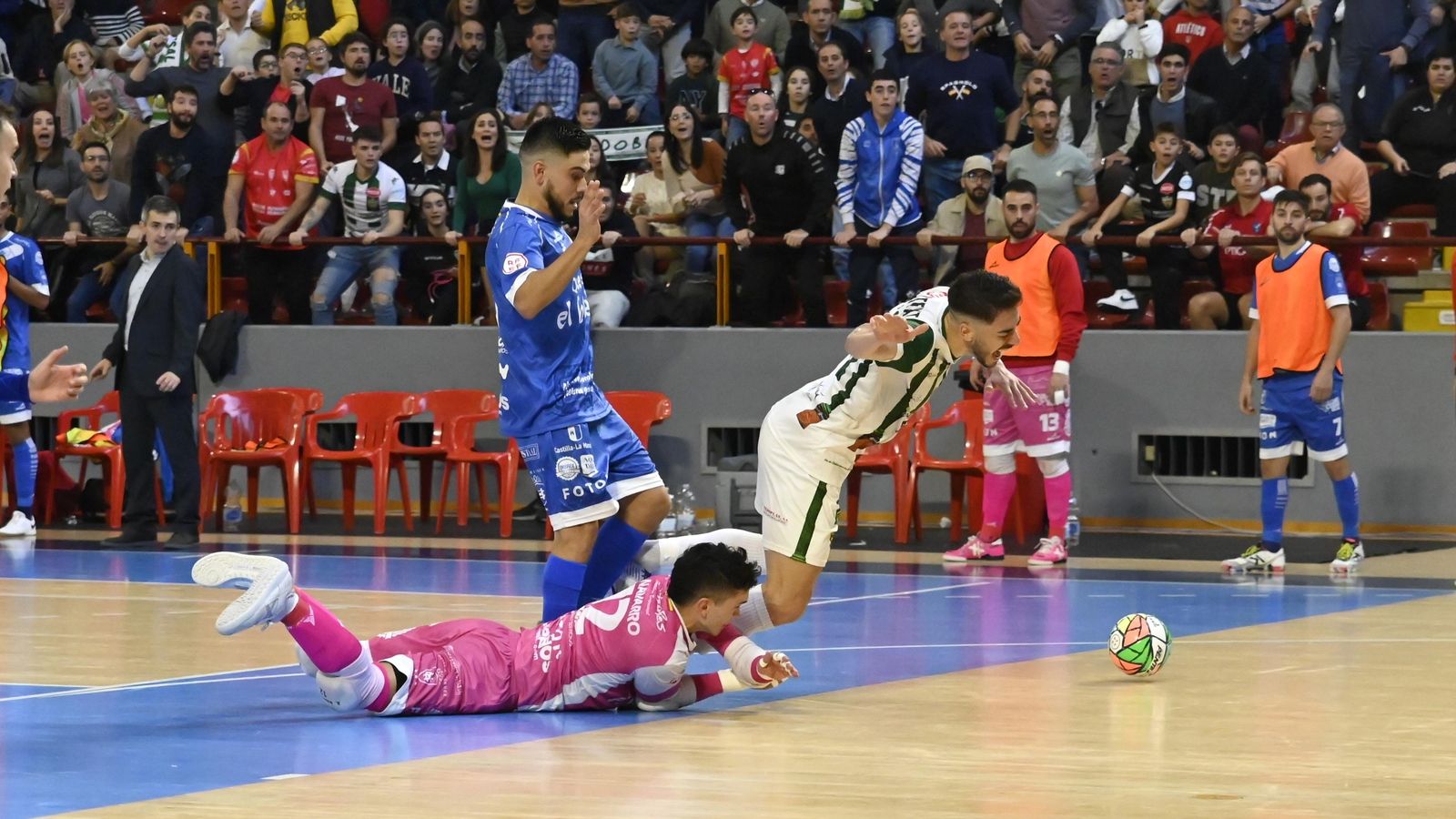 Acción en la que Lucas Perin se tira y ve la segunda amarilla.