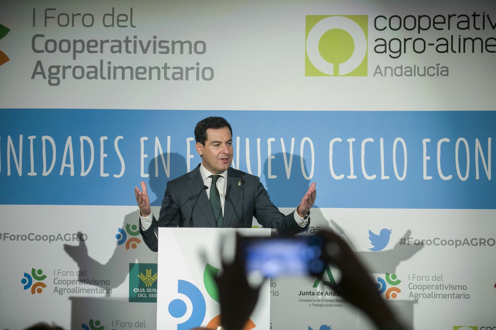 El presidente de la Junta de Andalucía, Juan Manuel Moreno Bonilla, en un momento de su intervención en la clausura del foro.