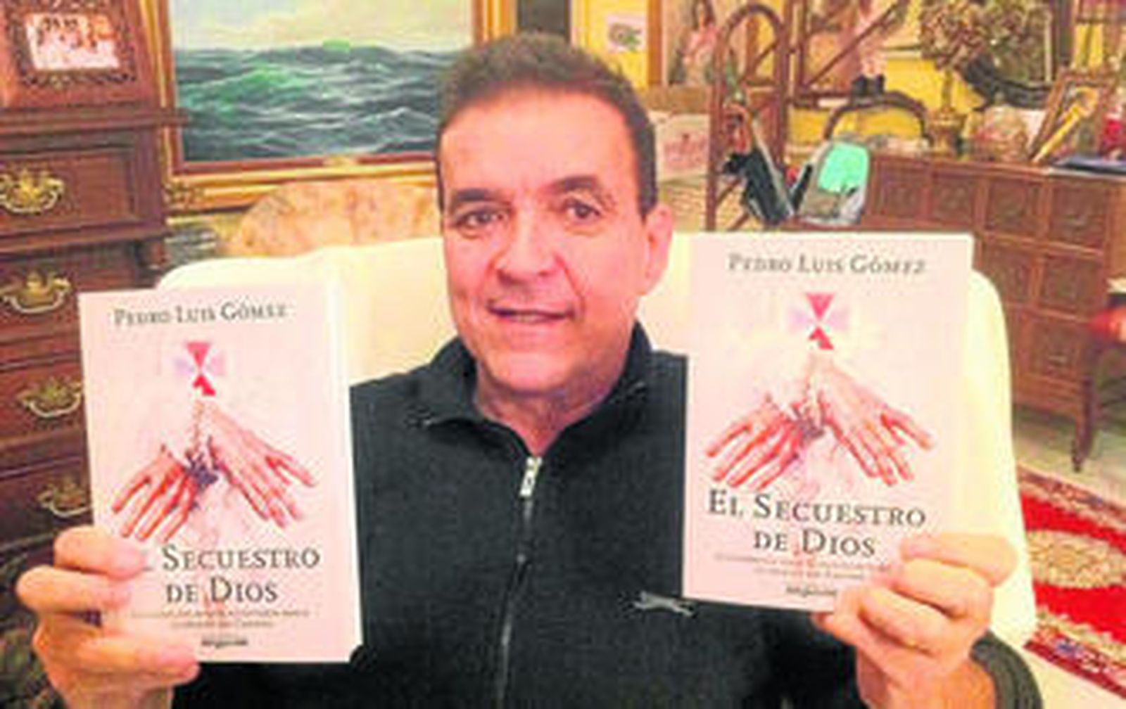 El periodista Pedro Luis Gómez muestra dos ejemplares de su nueva novela.