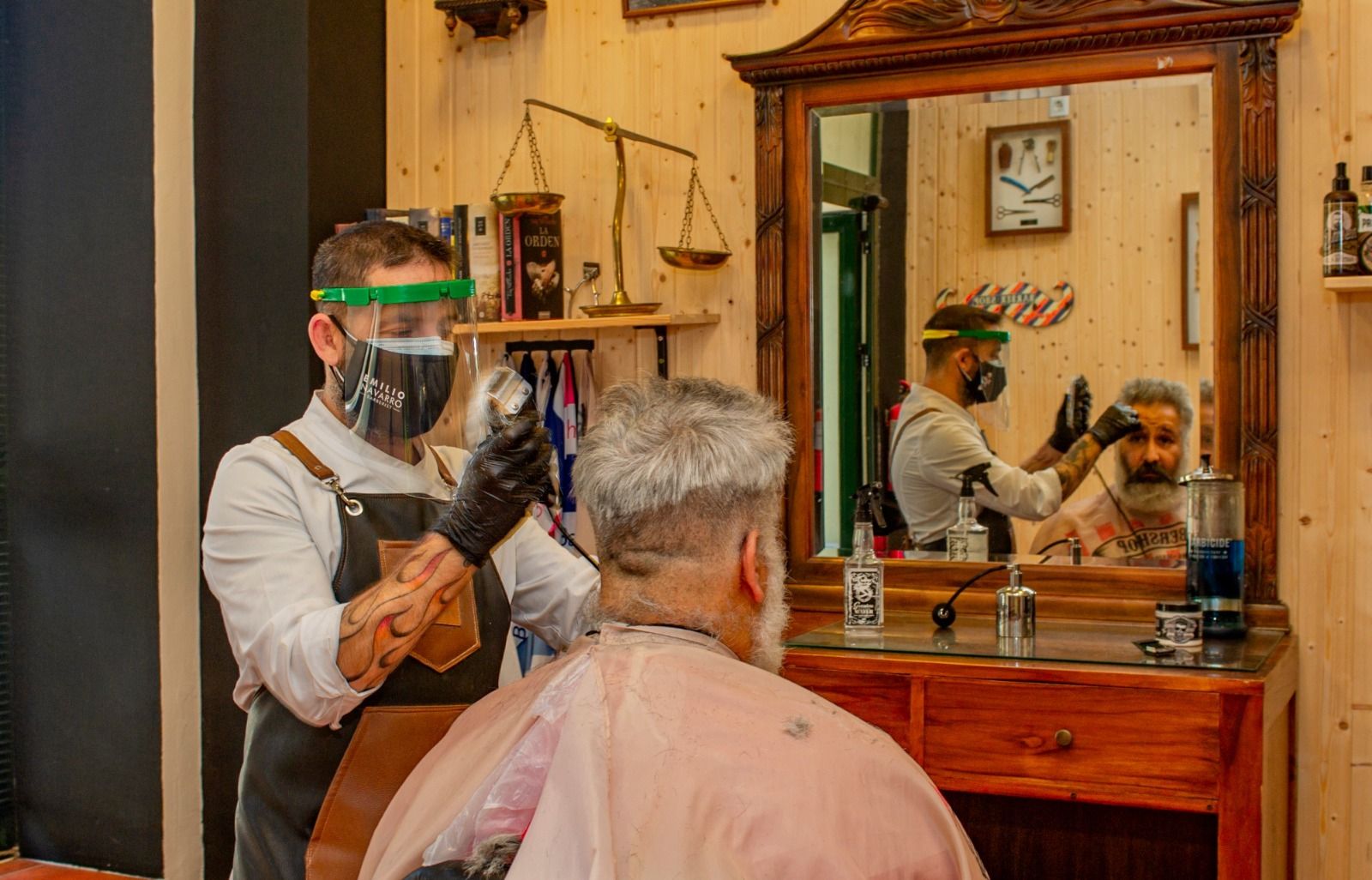Un peluquero de la ciudad utilizando una pantalla similar a la que entregará el Ayuntamiento