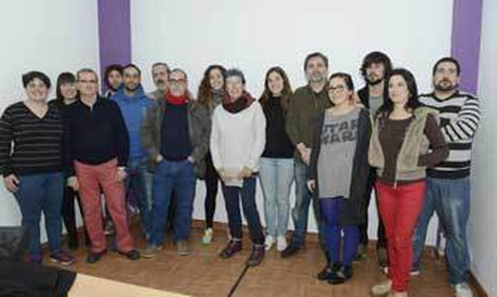 Miembros del Consejo Ciudadano Municipal de Podemos Cádiz en una imagen de enero. A la izquierda de la secretaria general, Ana Camelo, posa Ezequiel Arauz, que ayer dimitió. /Joaquín Hernández Kiki