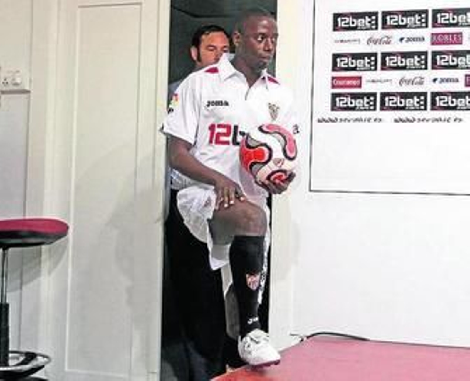 Dabo sube al estrado de la sala de prensa del Sánchez-Pizjuán.