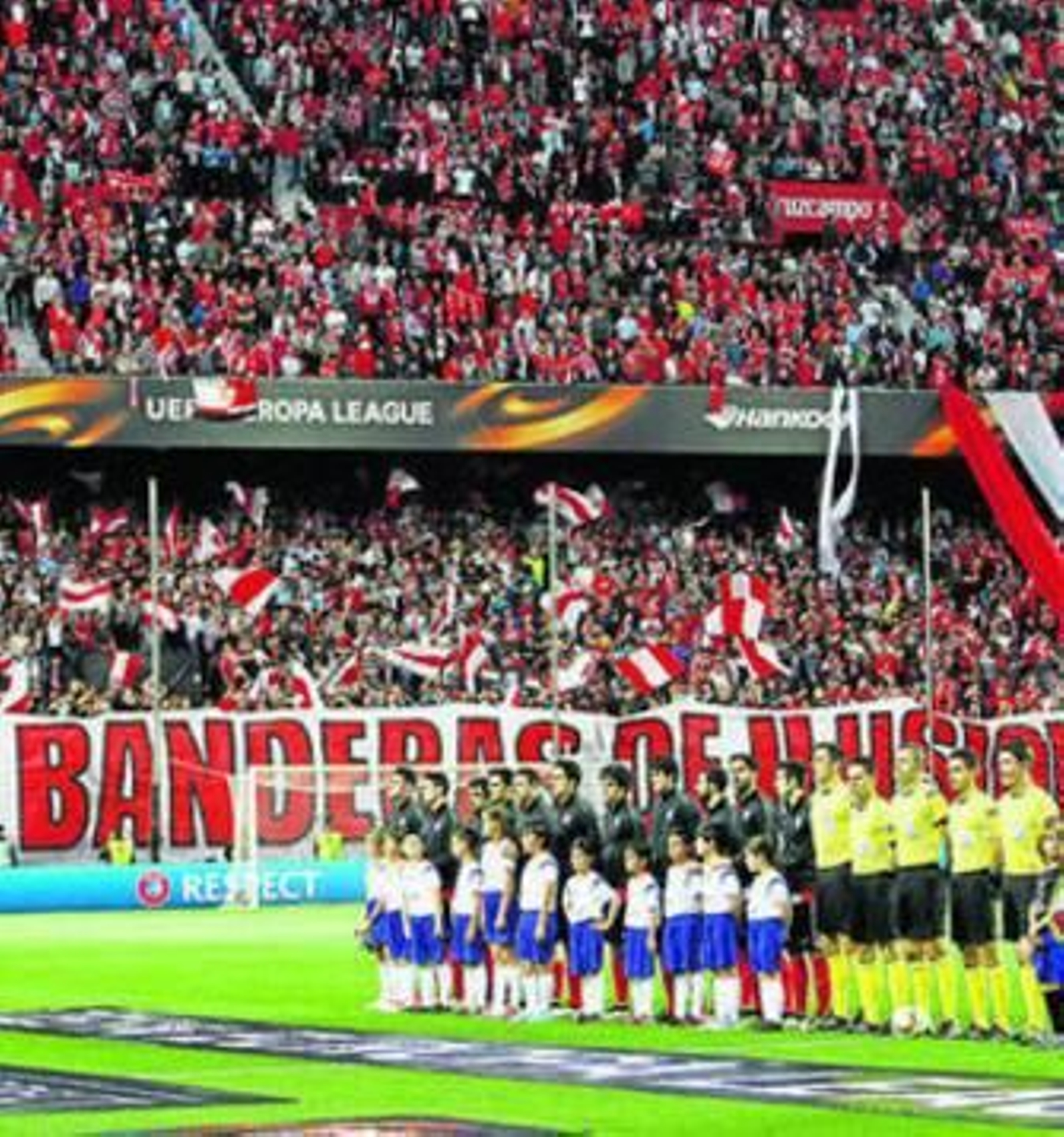 Las gradas del Fondo Norte ondean banderas y muestran una pancarta en los prolegómenos del partido.