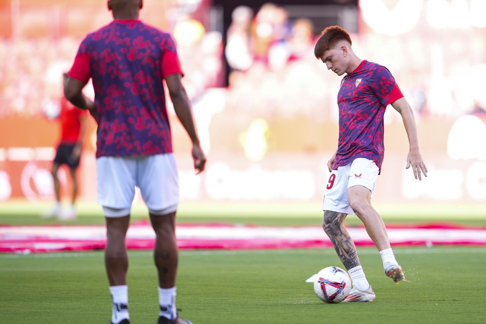 Valentin Barco, durante el calentamiento del Sevilla-Girona, antes de su debut en Nervión.