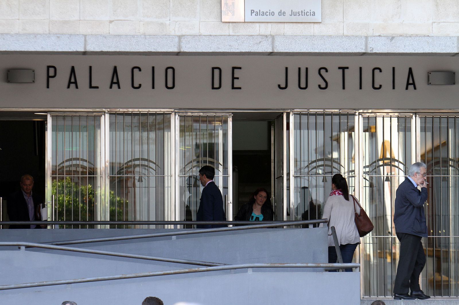 Entrada principal al Palacio de Justicia de Huelva.