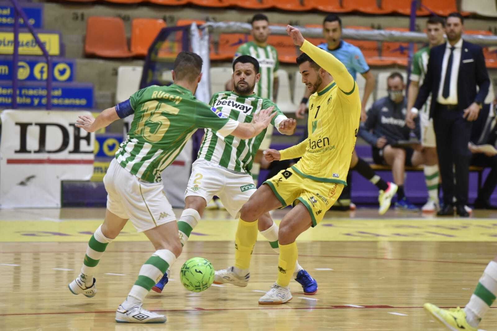 Burrito y Rubén Cornejo presionan al local José Mario.