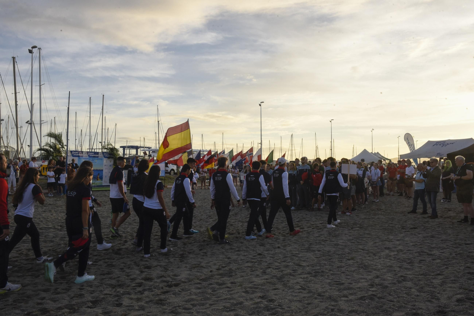Las fotos del desfile de participantes de la Copa de la Juventud Europea de remo beach sprint de La Línea
