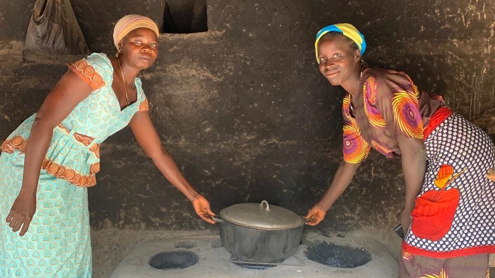 Dos mujeres, en una de las cocinas nuevas.