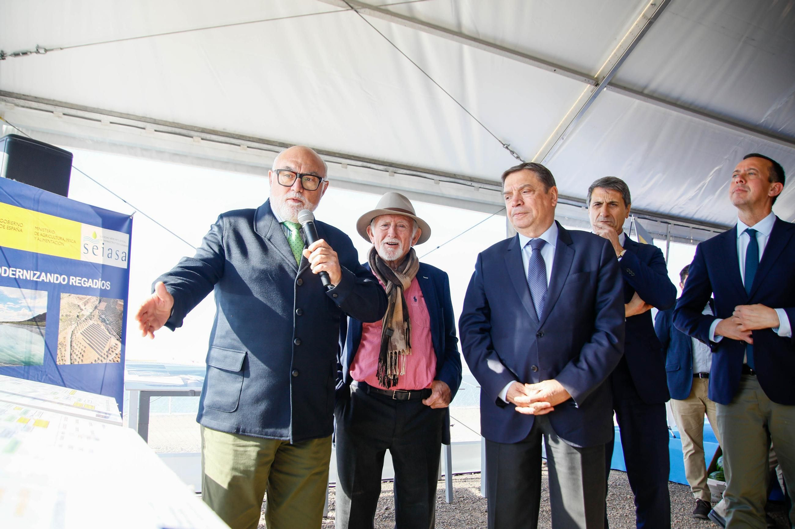 El ministro de Agricultura, Pesca y Alimentación, Luis Planas visita una de las balsas de la CUNC, en imágenes