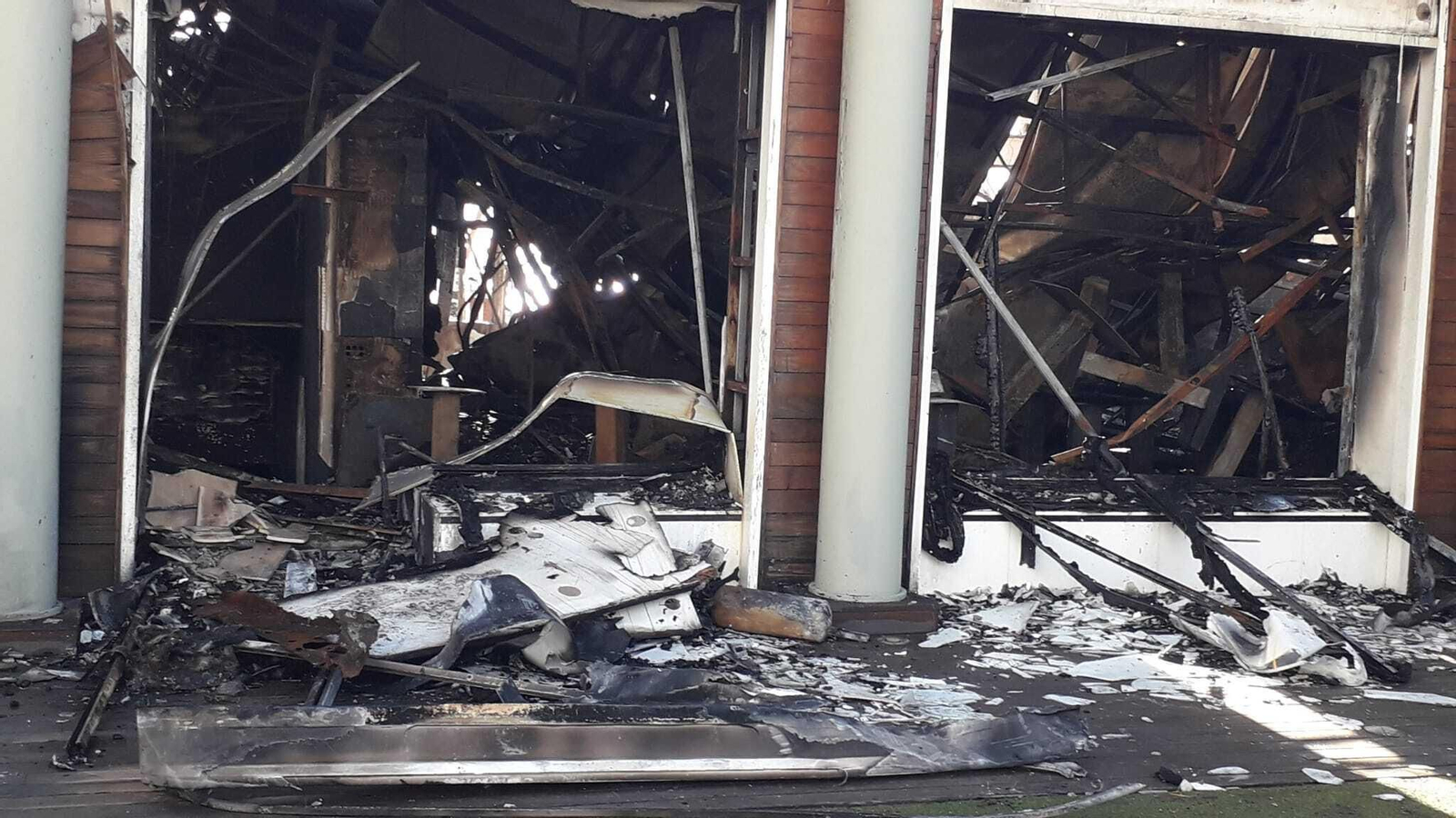 Las fotos del chiringuito Kokun de Torremolinos, arrasado por las llamas