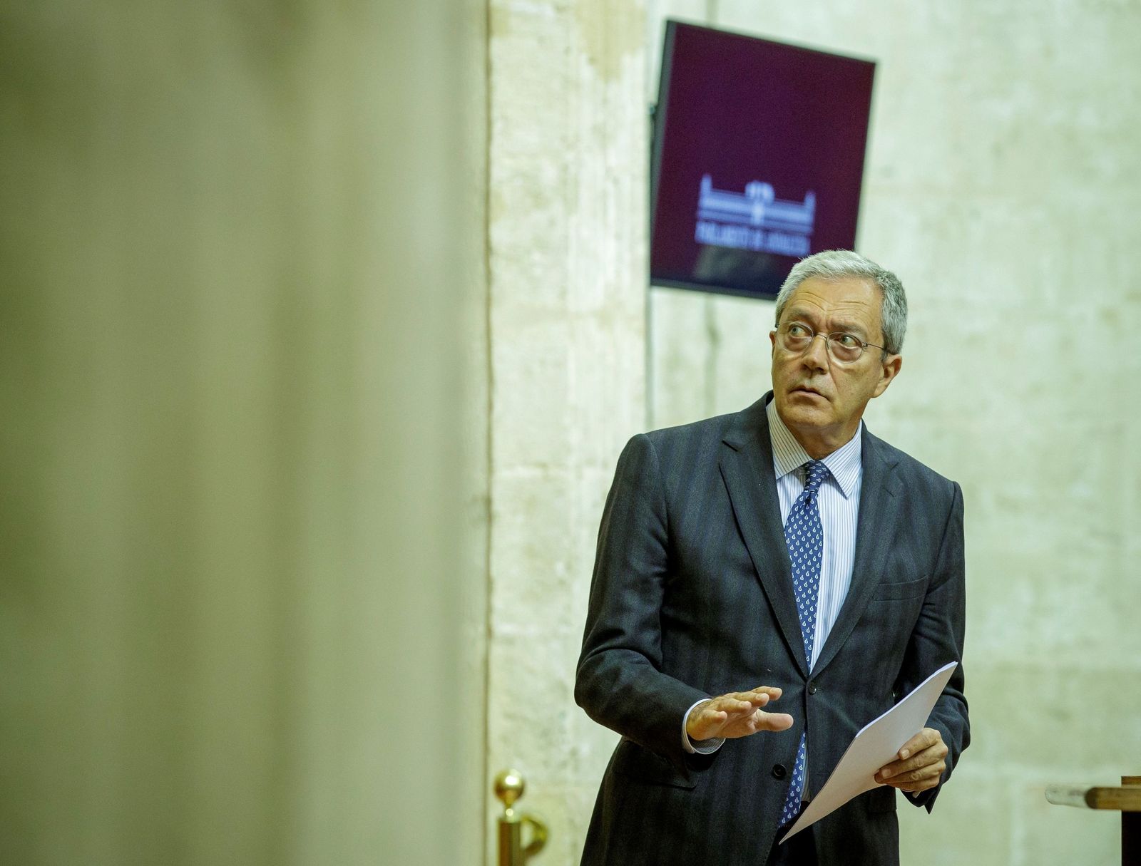Rogelio Velasco, ayer, en el Parlamento de Andalucía, contesta a las preguntas de la sesión de control.