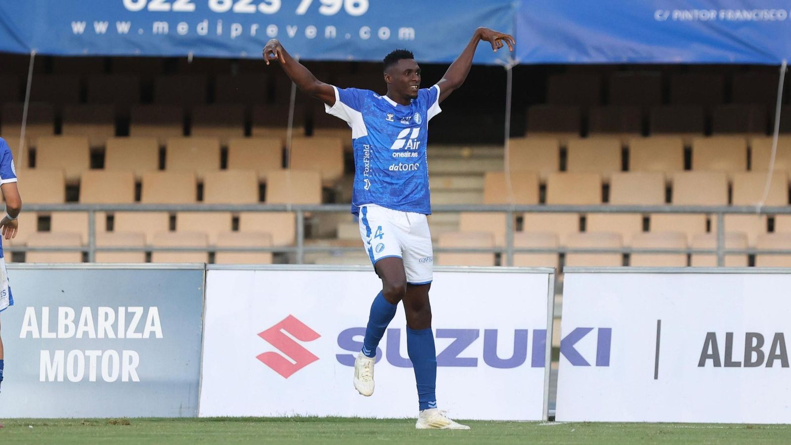 Udom celebra su gol de cabeza en el inicio del segundo acto que suponía el empate a uno.