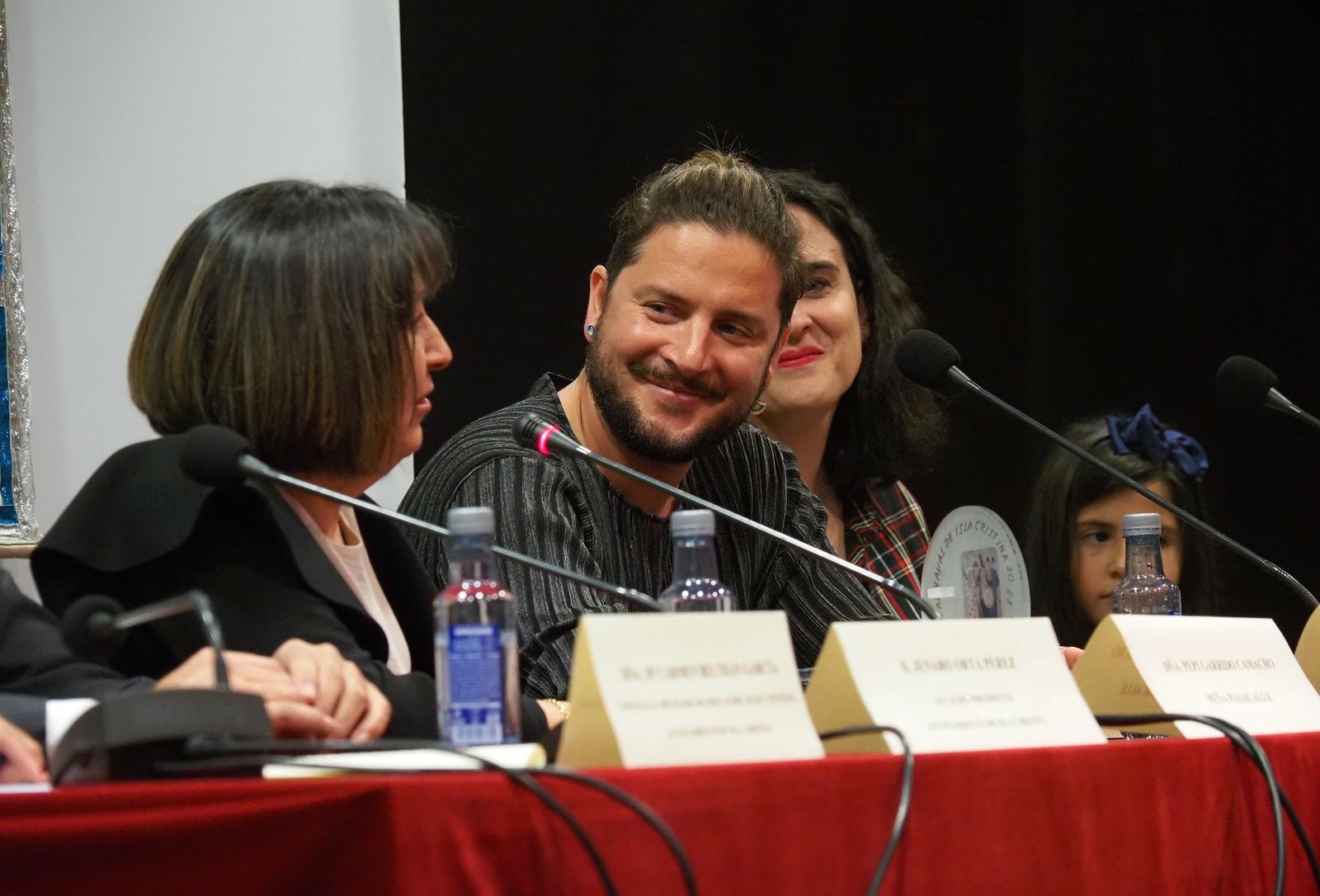 Manuel Carrasco regresa a su Isla Cristina para recibir el Galardón de la Peña Pasacalles, en imágenes
