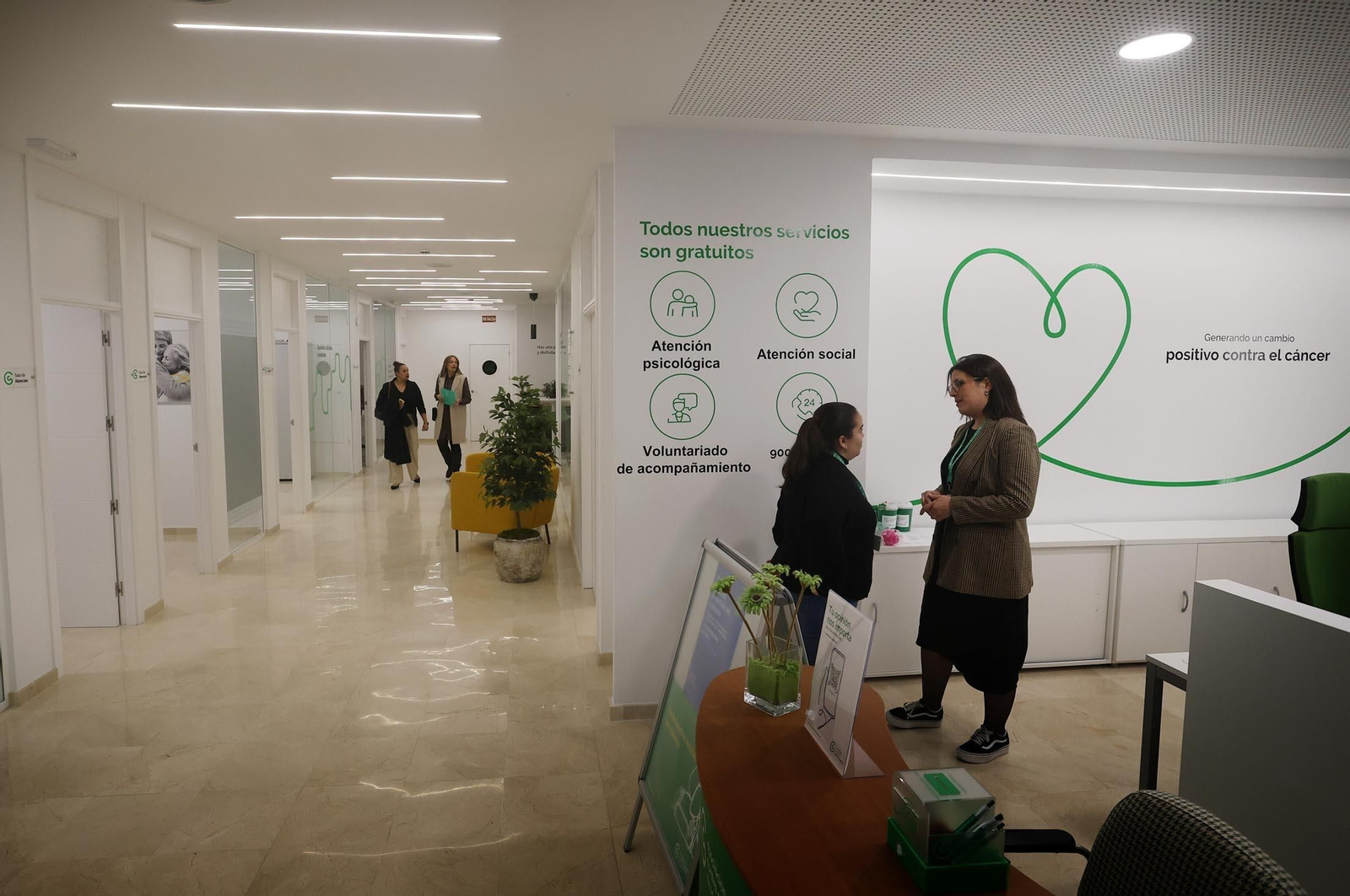 Imágenes de la inauguración de la nueva sede de la "Asociación Española Contra el Cáncer" en Huelva