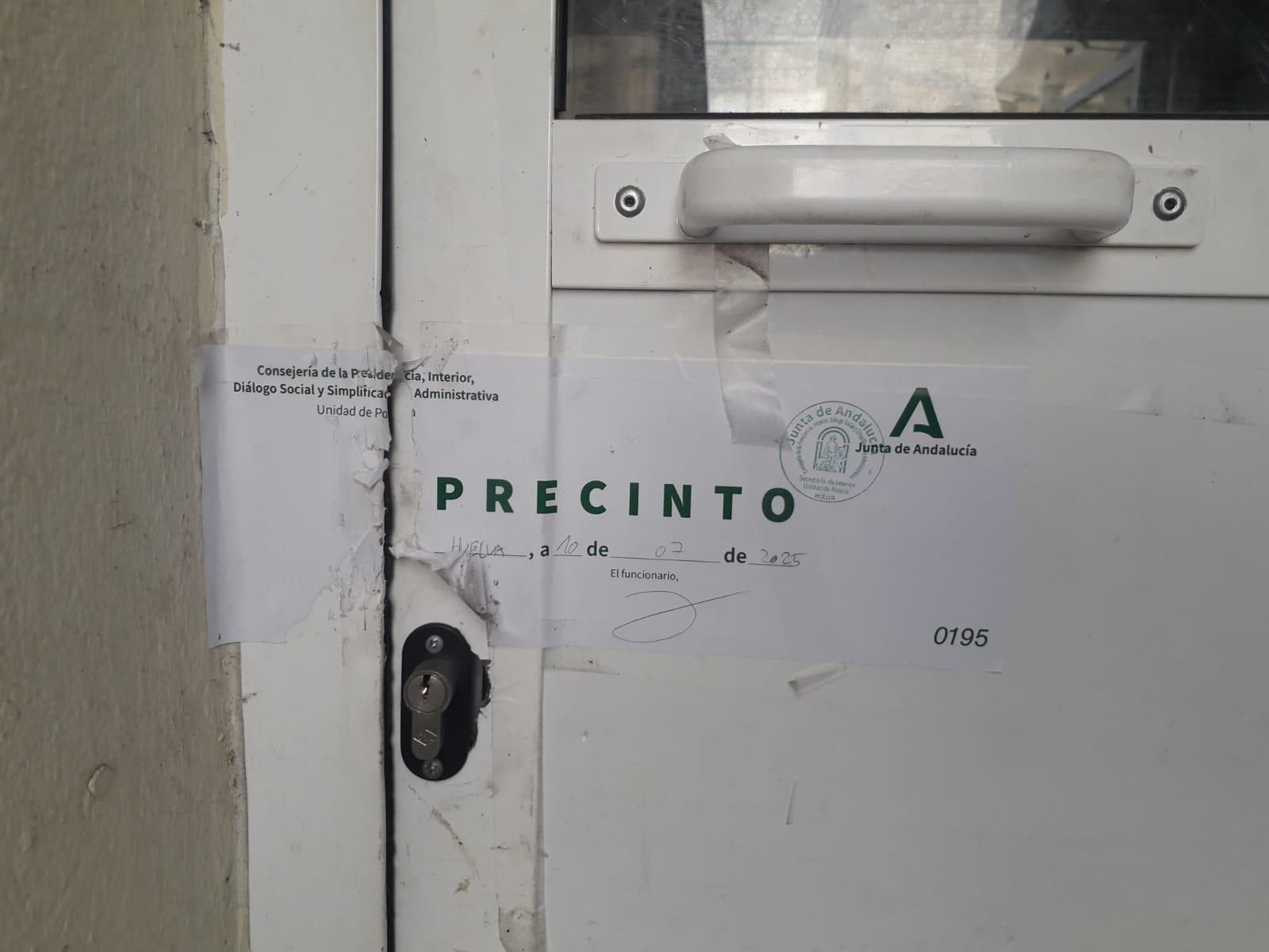 La cafetería del hospital Juan Ramón Jiménez, precintada en estos momentos.