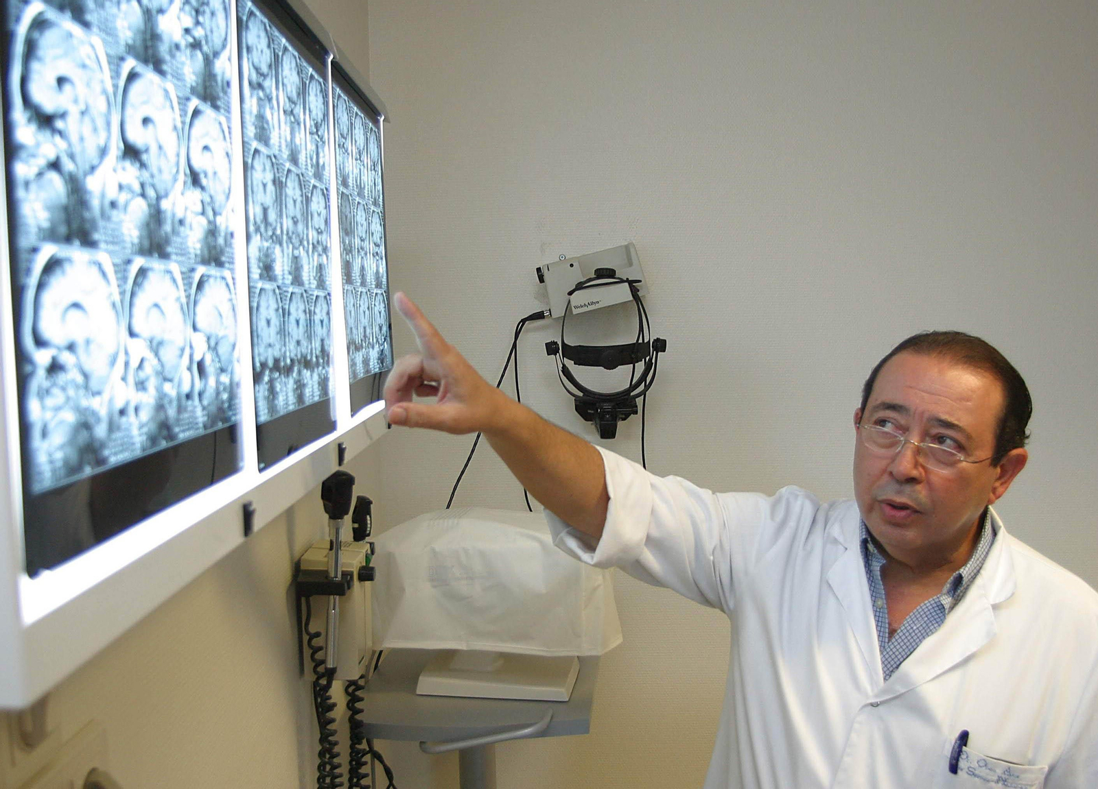 Un neurólogo en su consulta explica un caso a otro especialista.