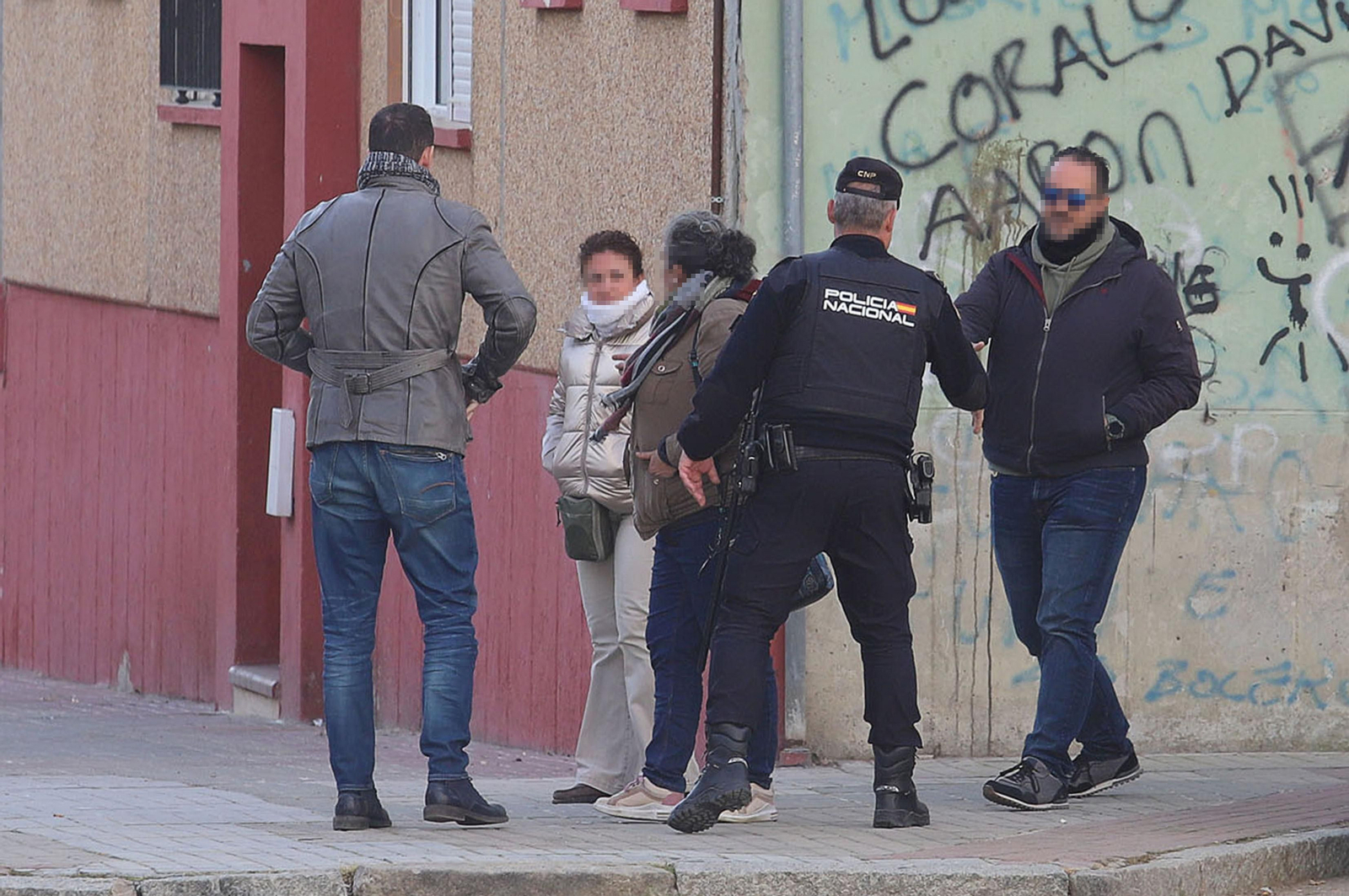 Imágenes del atrincherado que amenazaba con hacer estallar una bombona en el Torrejón, Huelva