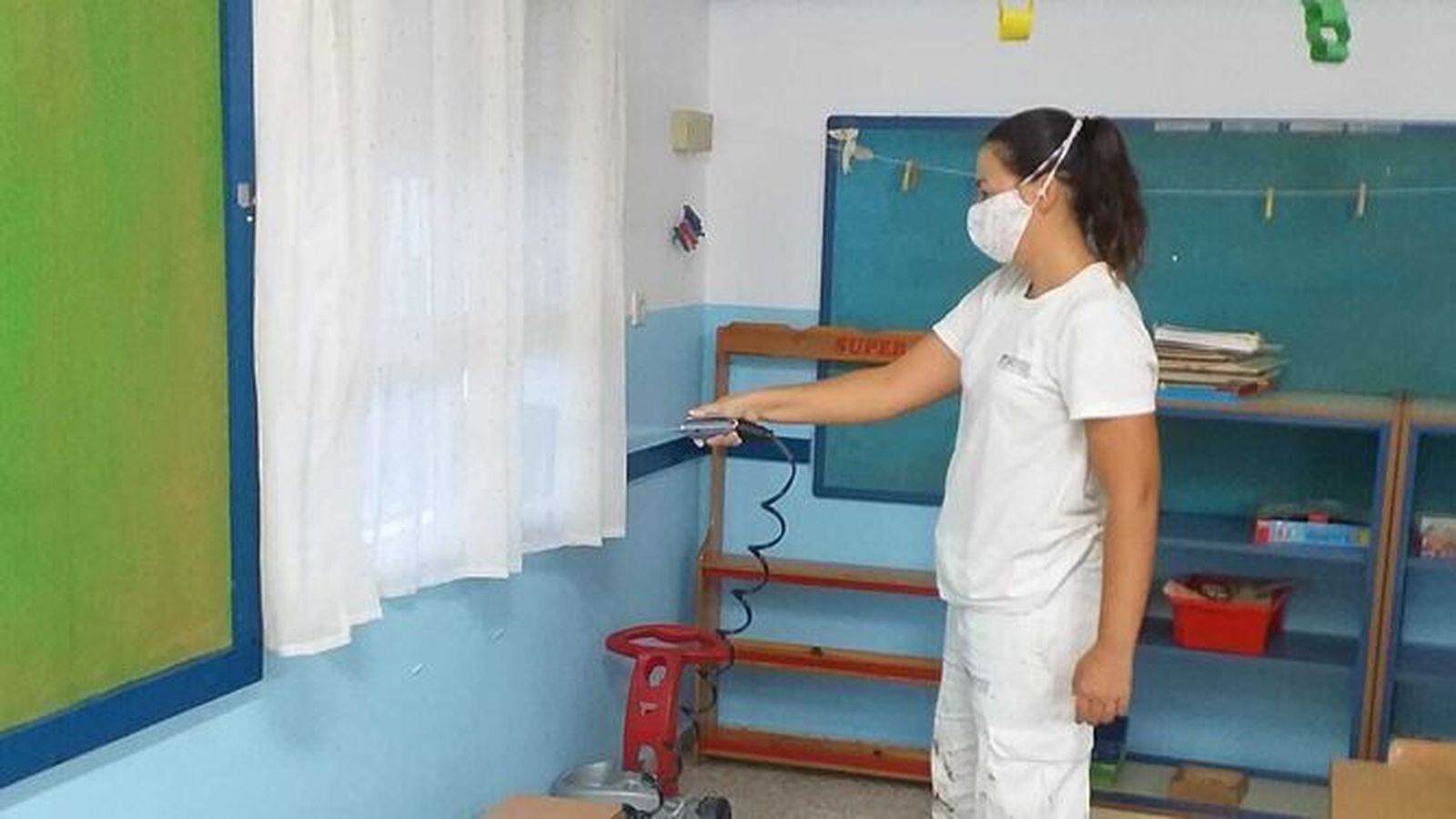 Una trabajadora, realizando labores de limpieza en un colegio portuense, en una imagen de archivo.
