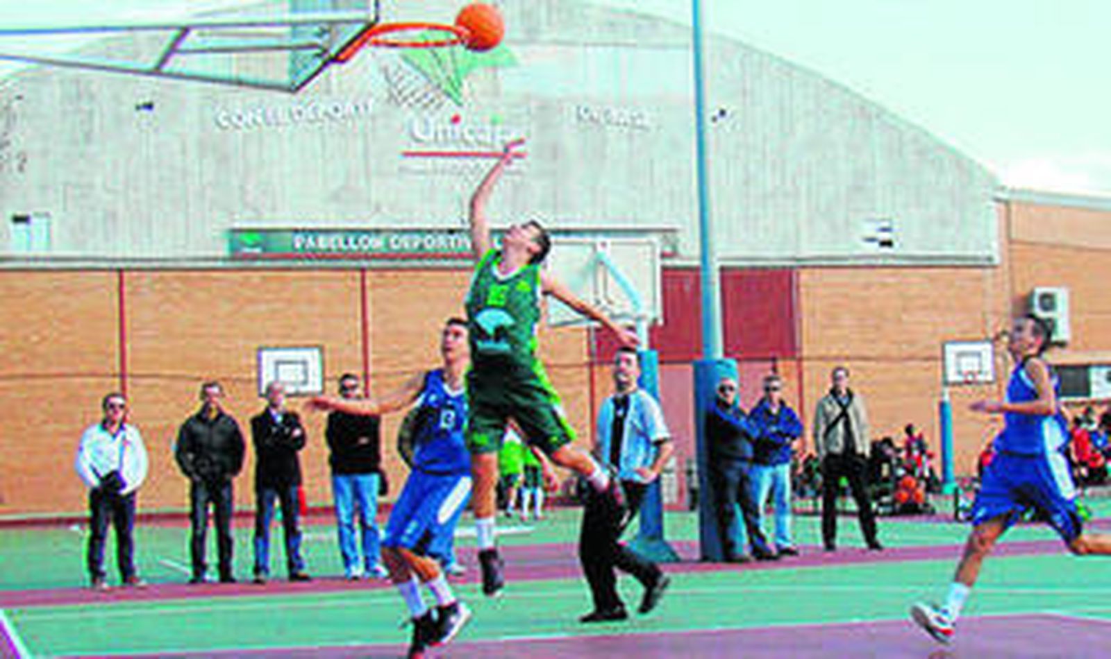 Un jugador del EBG penetra a canasta.