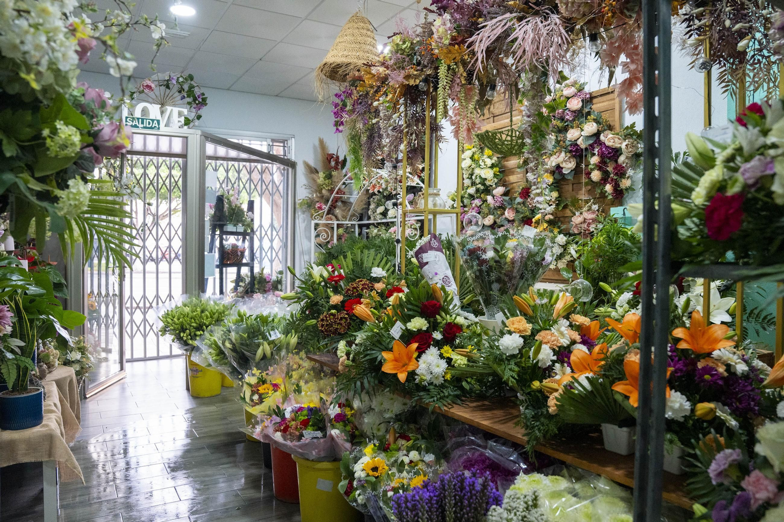 Así se preparan las flores para el Día de Los Santos en Almería