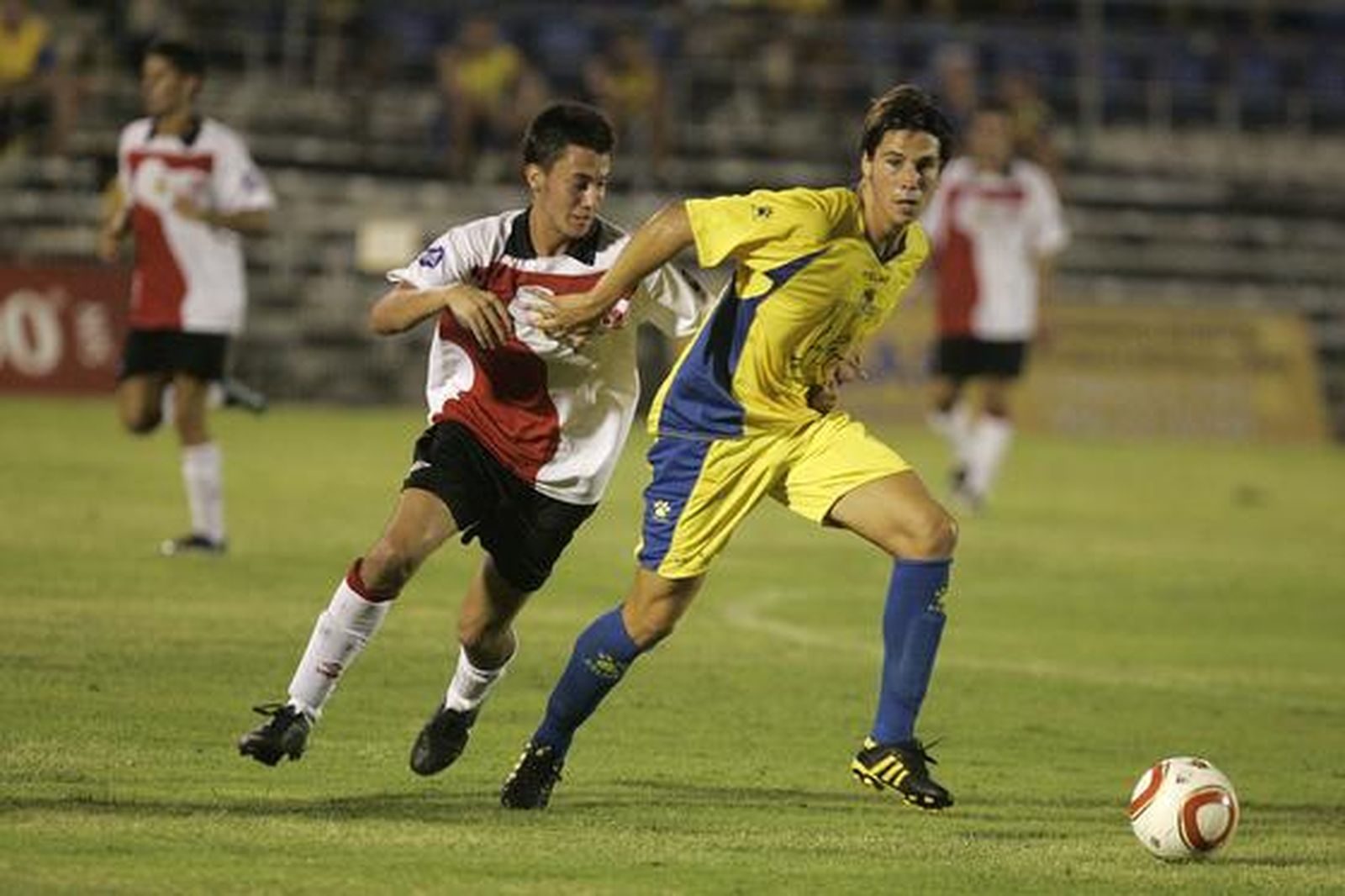 El joven Lolo Armario ofreció detalles de clase y dibujó un espectacular pase a Aarón en la jugada del primer gol del Cádiz. 

Foto: Jesus Marin