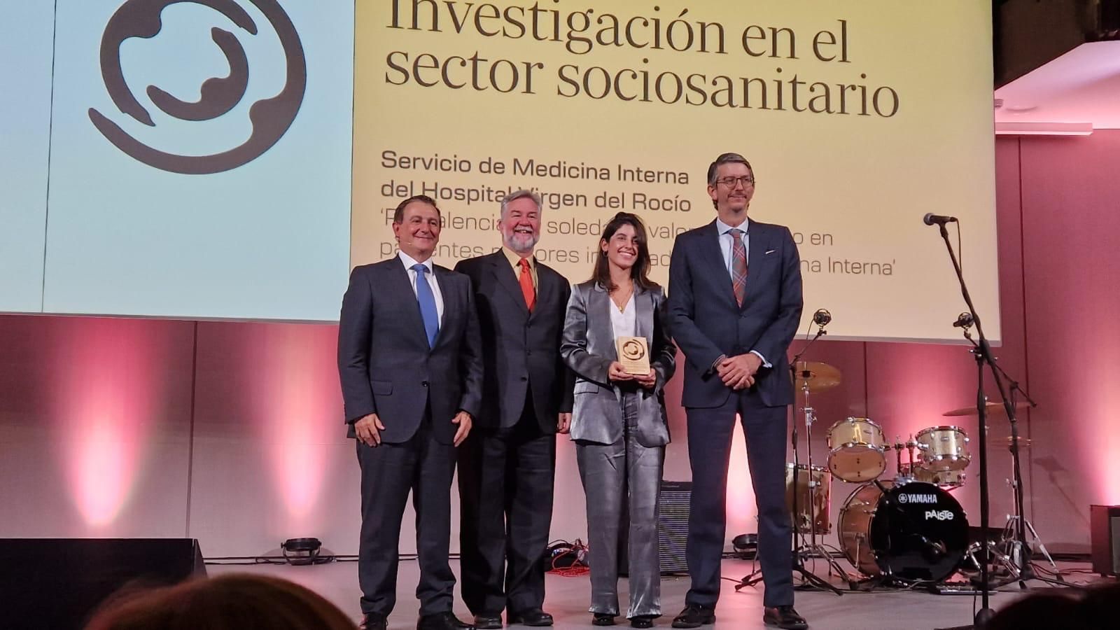 Bosco Barón y Reyes Moreno, con el premio de la Fundación Domusvi.
