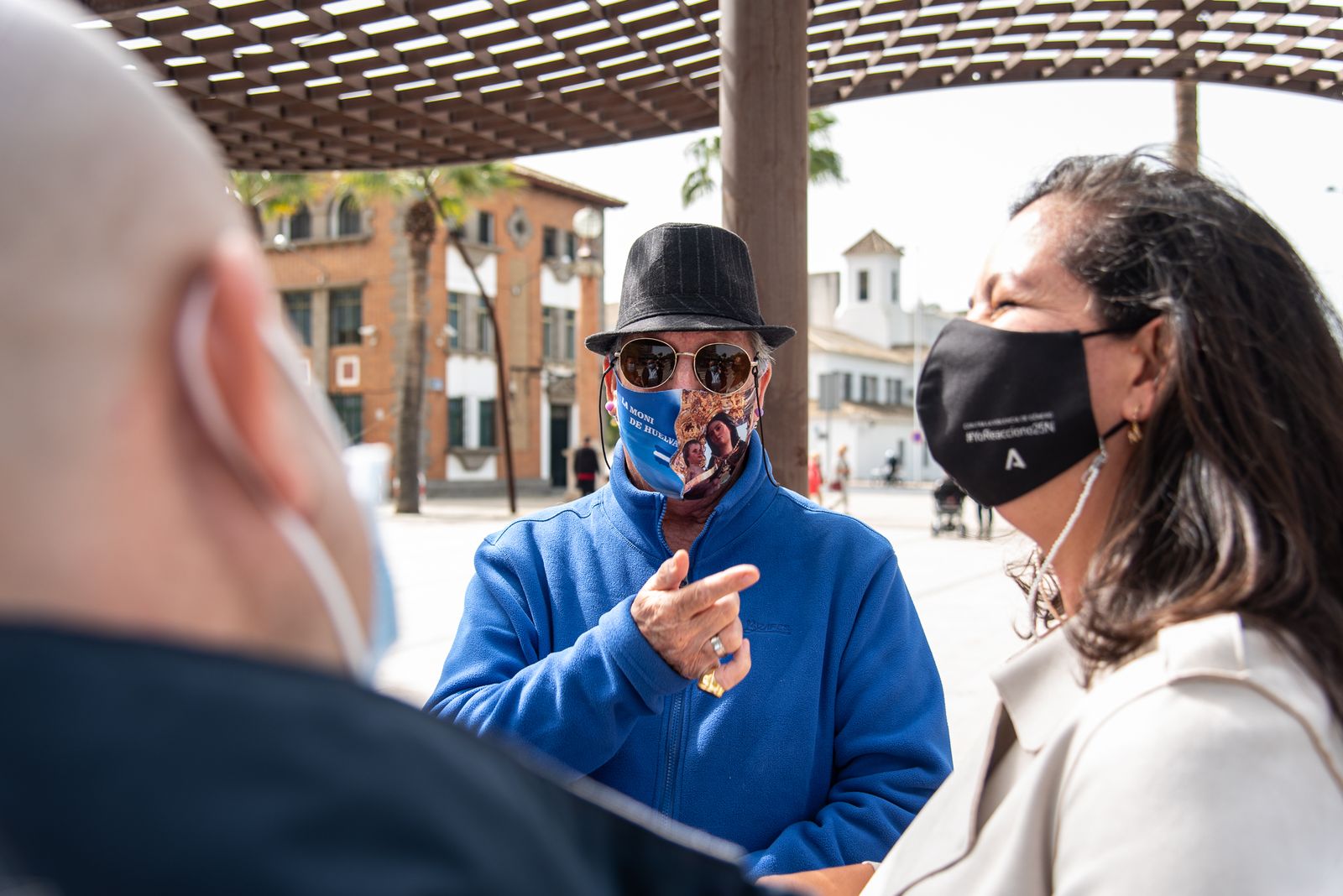 Imágenes de la inauguración del banco trans en Huelva