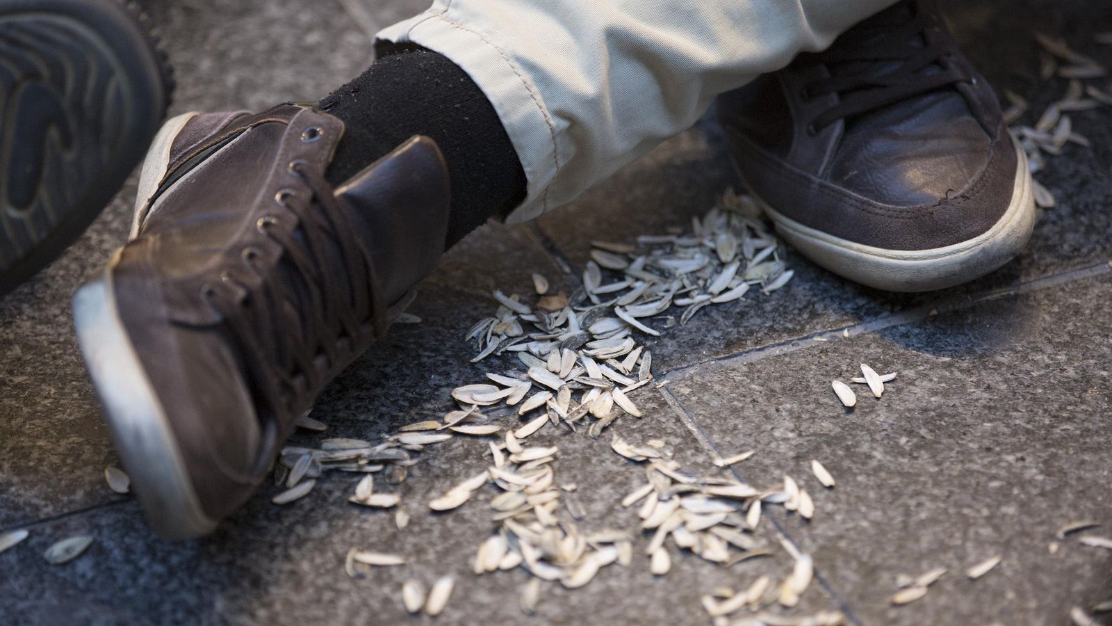 Reguero de pipas dejado por varios usuarios de 'sillitas'.