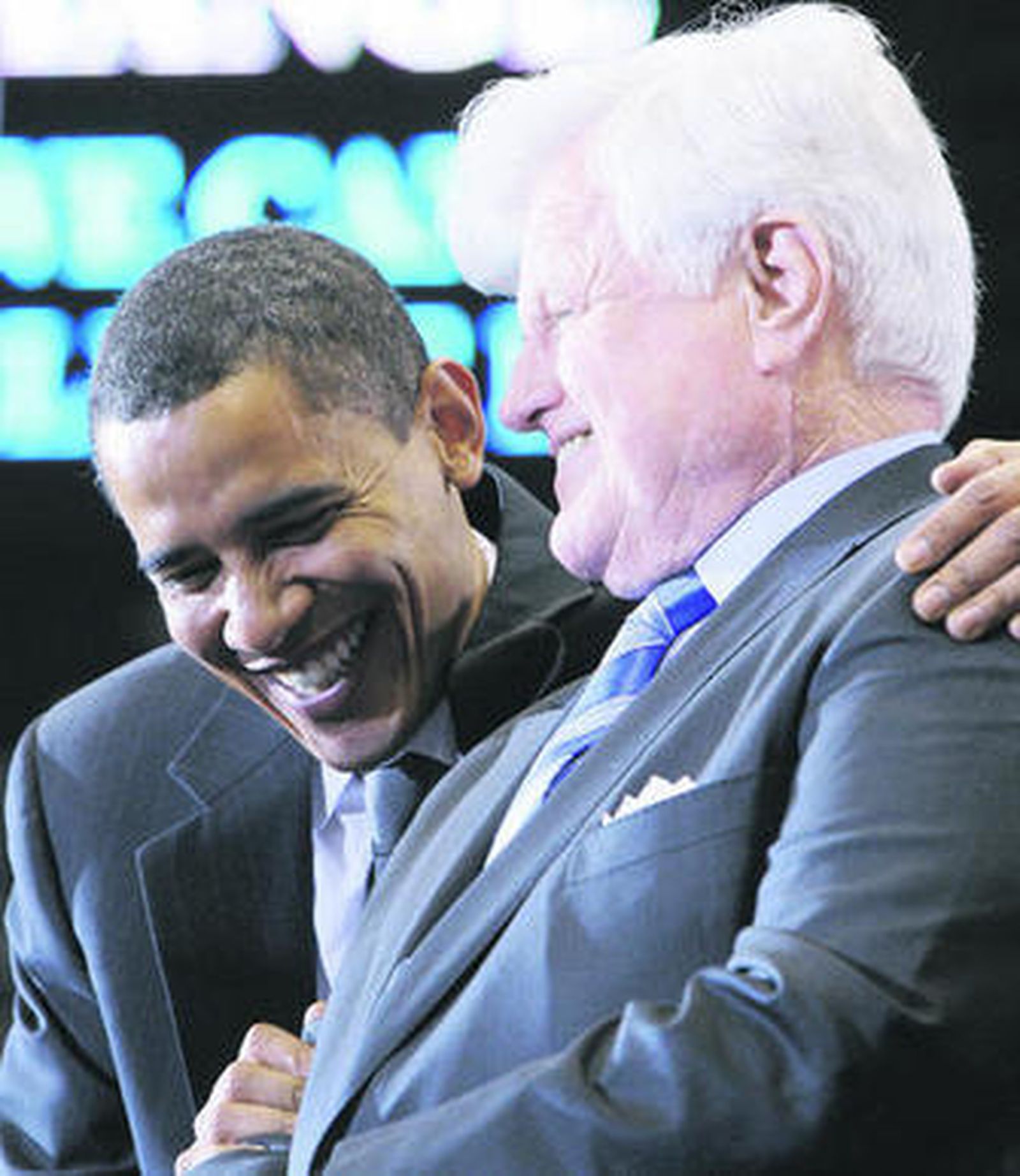 Barack Obama y Ted Kennedy saludan al público tras un acto de campaña, en enero de 2008.