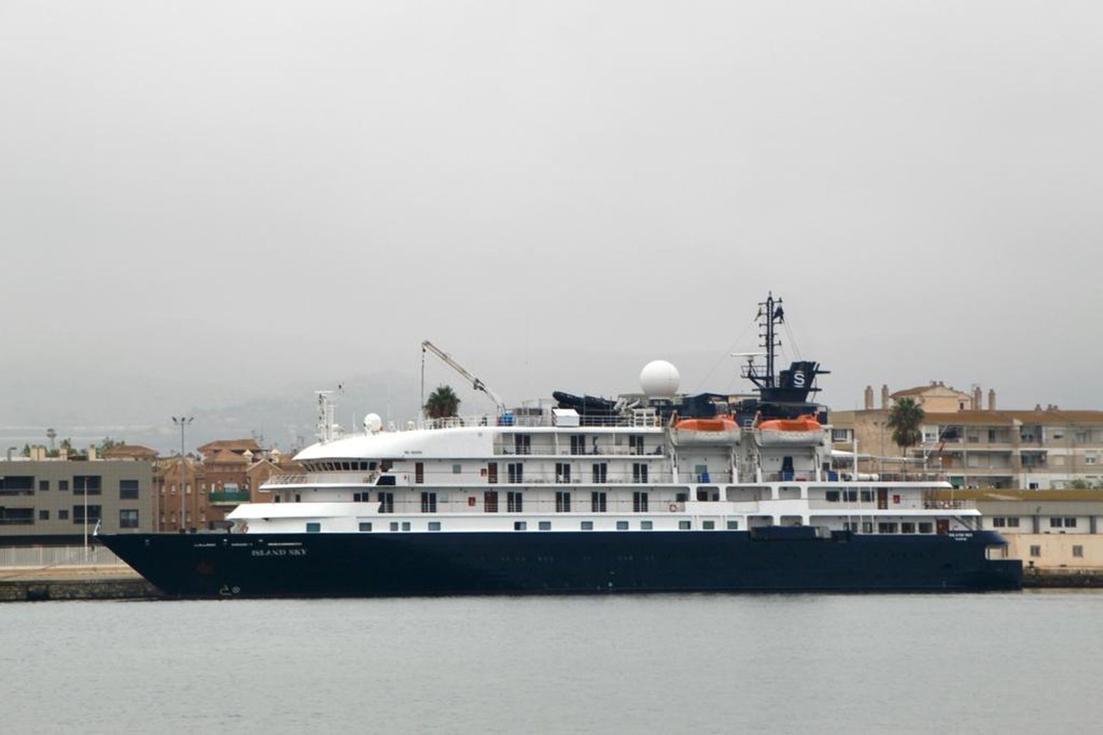 El Puerto de Motril recibe al crucero Island Sky, el tercero de los cuatro previstos en octubre