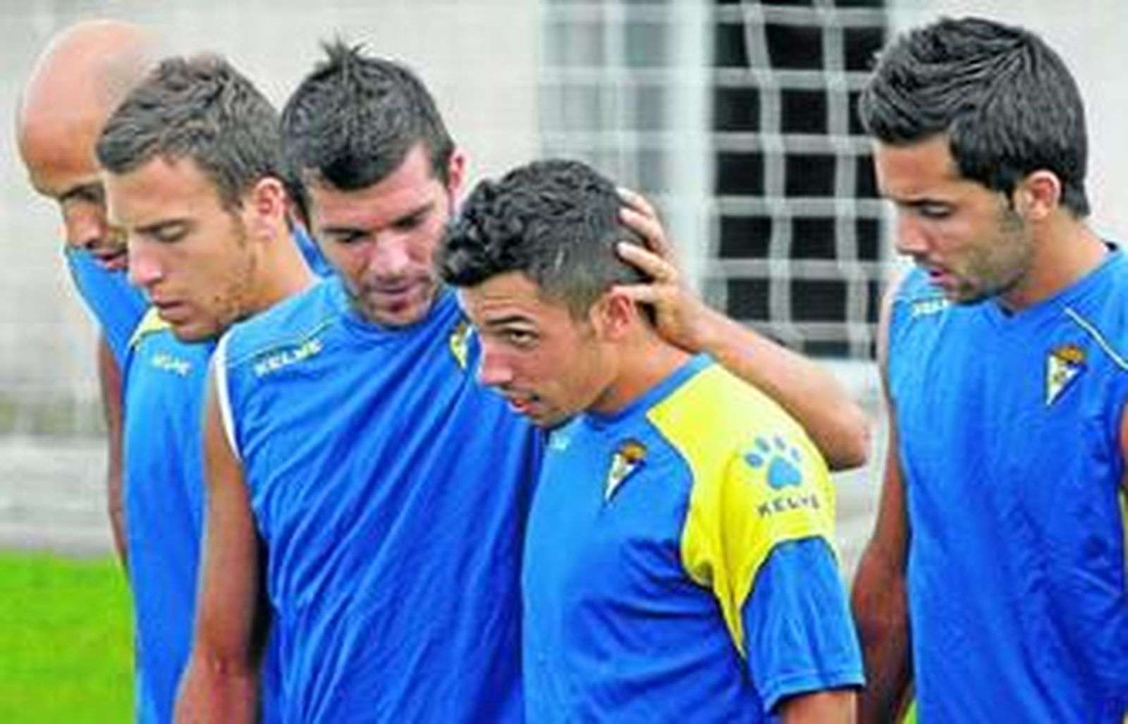 Baquero agarra por la cabeza a Carlos Caballero en un entrenamiento.