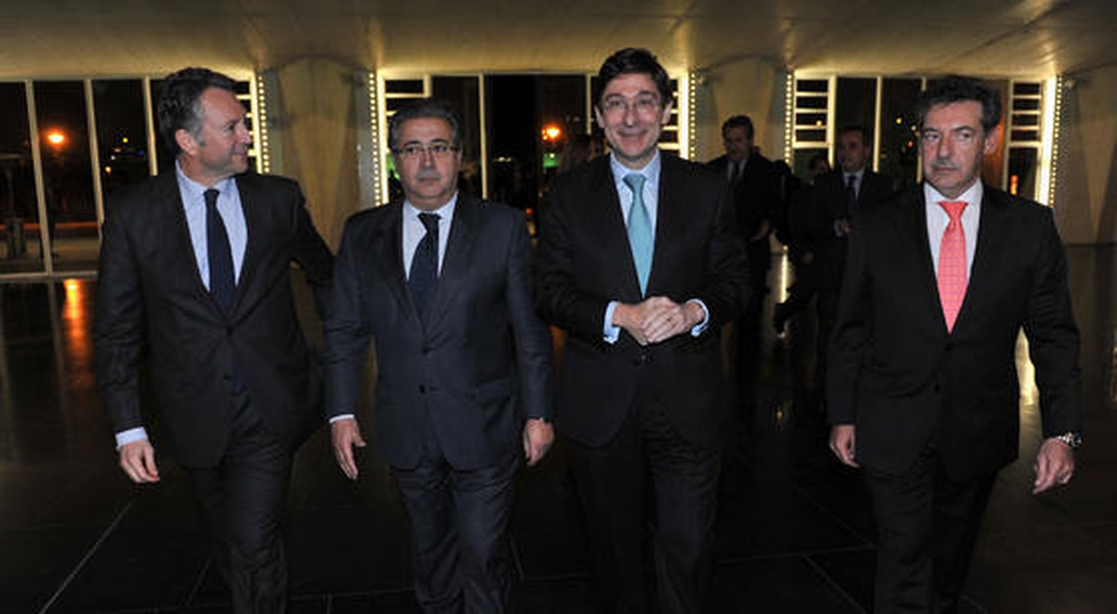 José Joly, Juan Ignacio Zoido y Alfonso Balduque, director territorial de Bankia, a la entrada en el Pabellón de la Navegación de Sevilla.

Foto: Juan Carlos Vazquez/Manuel Gomez