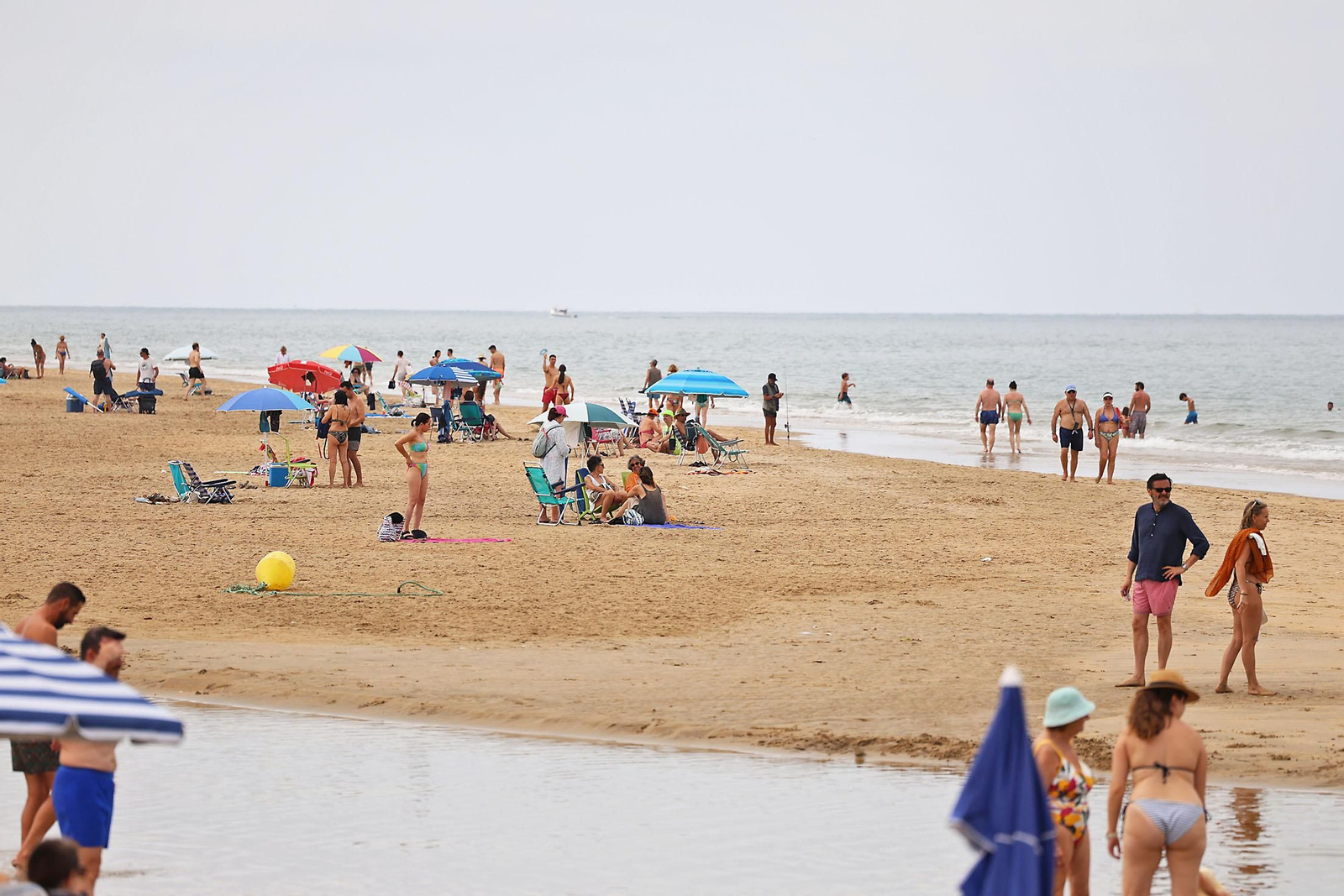 Imágenes del ambiente en las playas de Huelva en la mañana de domingo