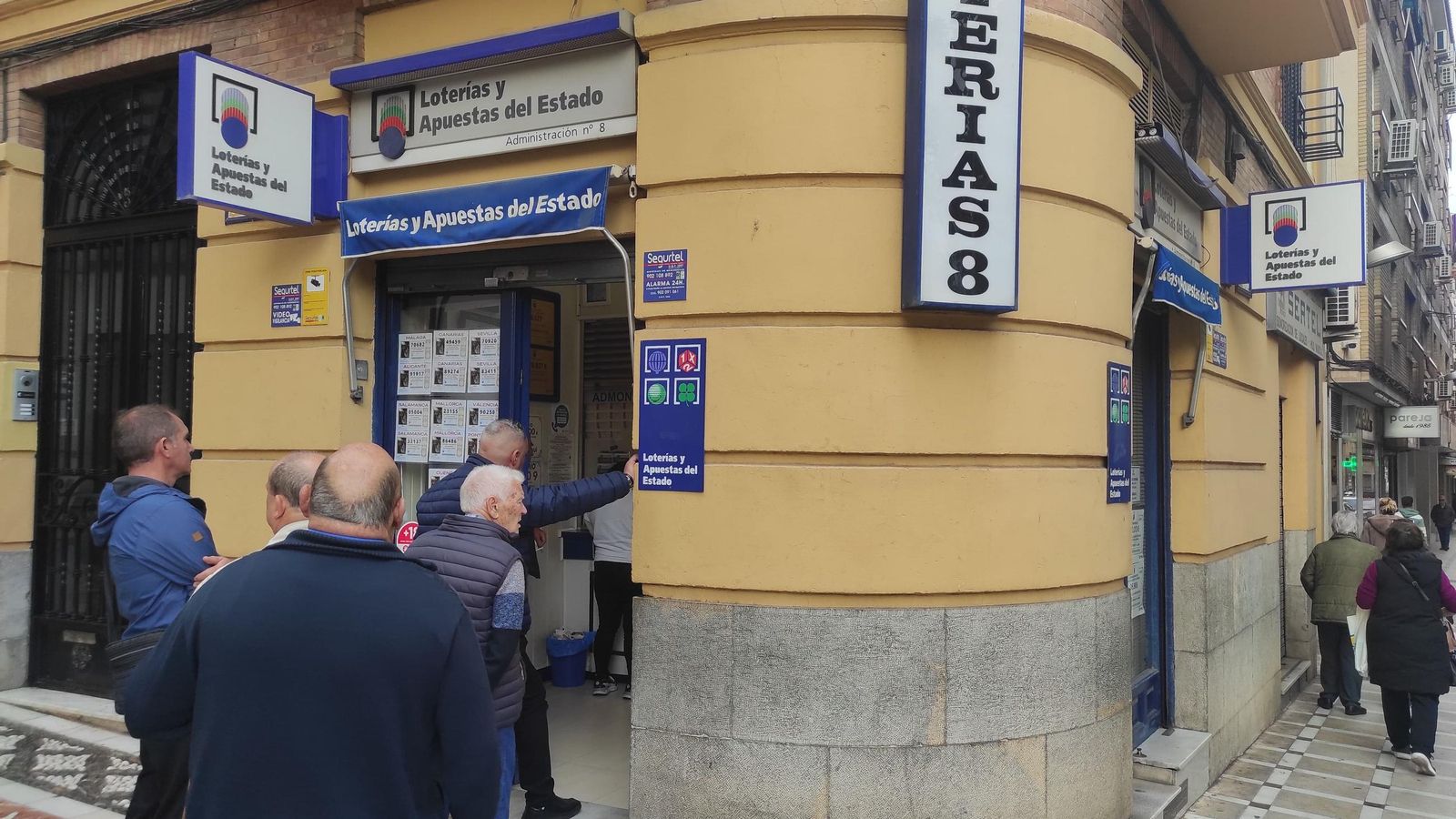Personas haciendo cola en la administración número 8 de Jaén. Personas haciendo cola en la administración número 8 de Jaén.