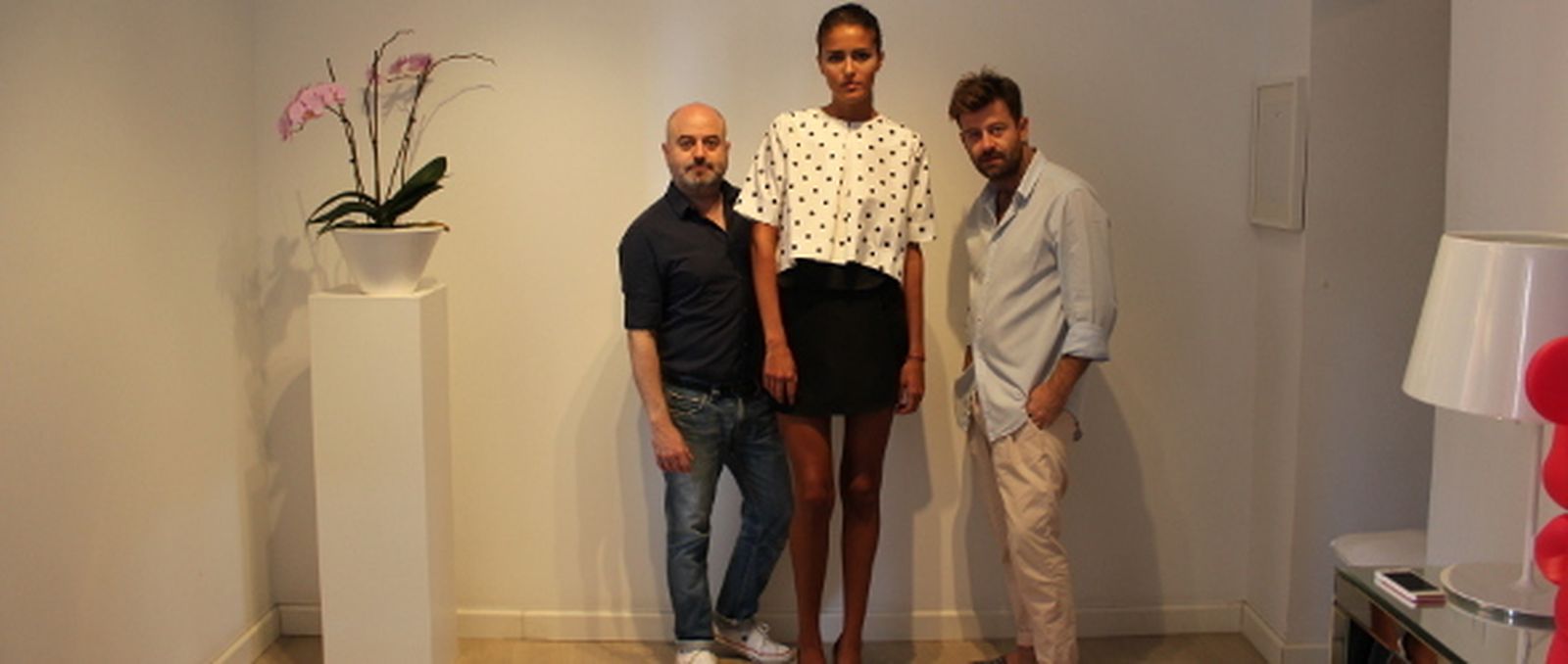 Fernando García ultimando en el taller los detalles de la nueva colección.