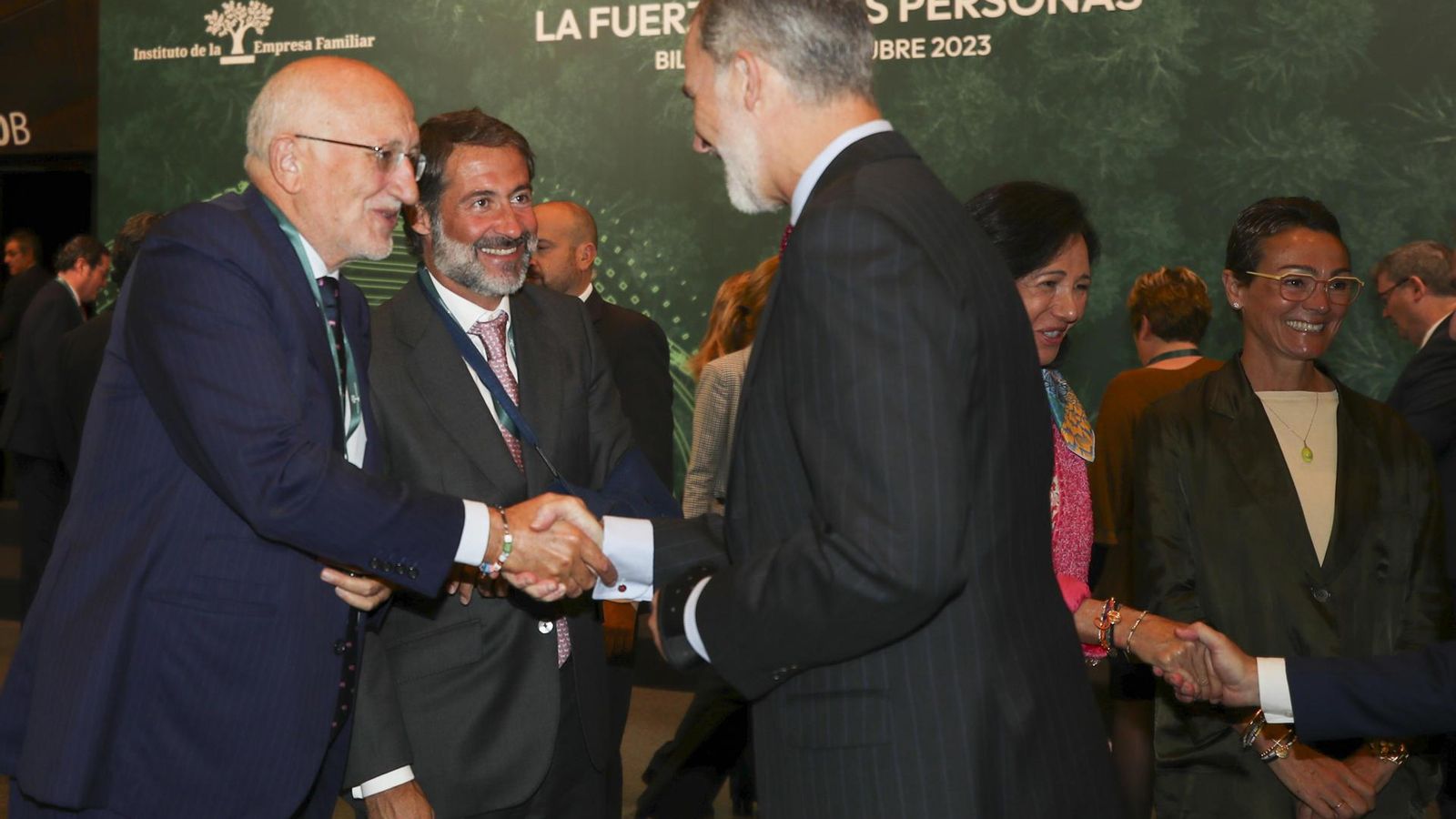 Felipe VI saluda al presidente de Mercadona, Juan Roig, en presencia de Juan José Cano, presidente de KPMG, este lunes, en Bilbao. Felipe VI saluda al presidente de Mercadona, Juan Roig, en presencia de Juan José Cano, presidente de KPMG, este lunes, en Bilbao.