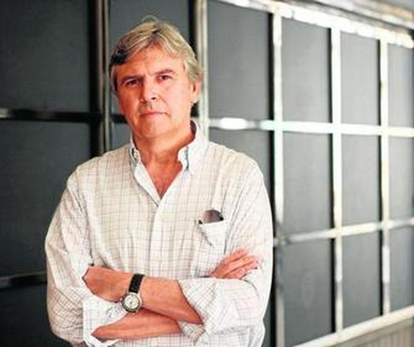 Víctor Jiménez (Sevilla, 1957) ostenta, entre otros, los premios de poesía Alcaraván y Pérez-Embid.