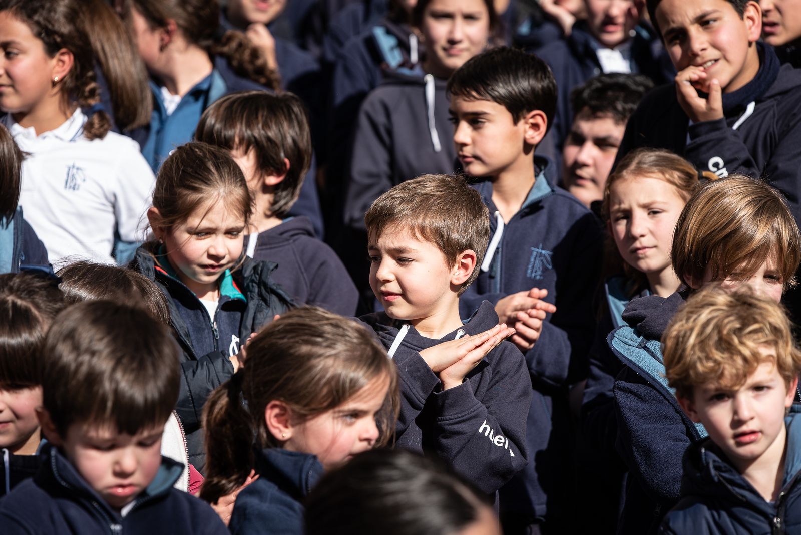 Imágenes de la lectura del manifiesto por la paz de los alumnos del Colegio María Inmaculada