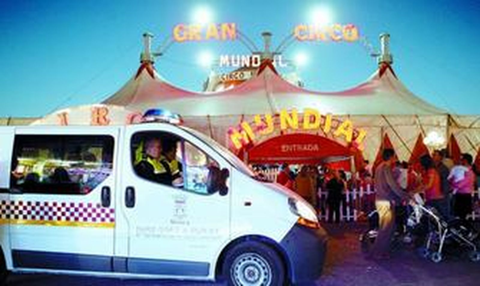 Un furgón de la Policía Local, ayer por la tarde en la puerta del circo en el que ocurrió el accidente.