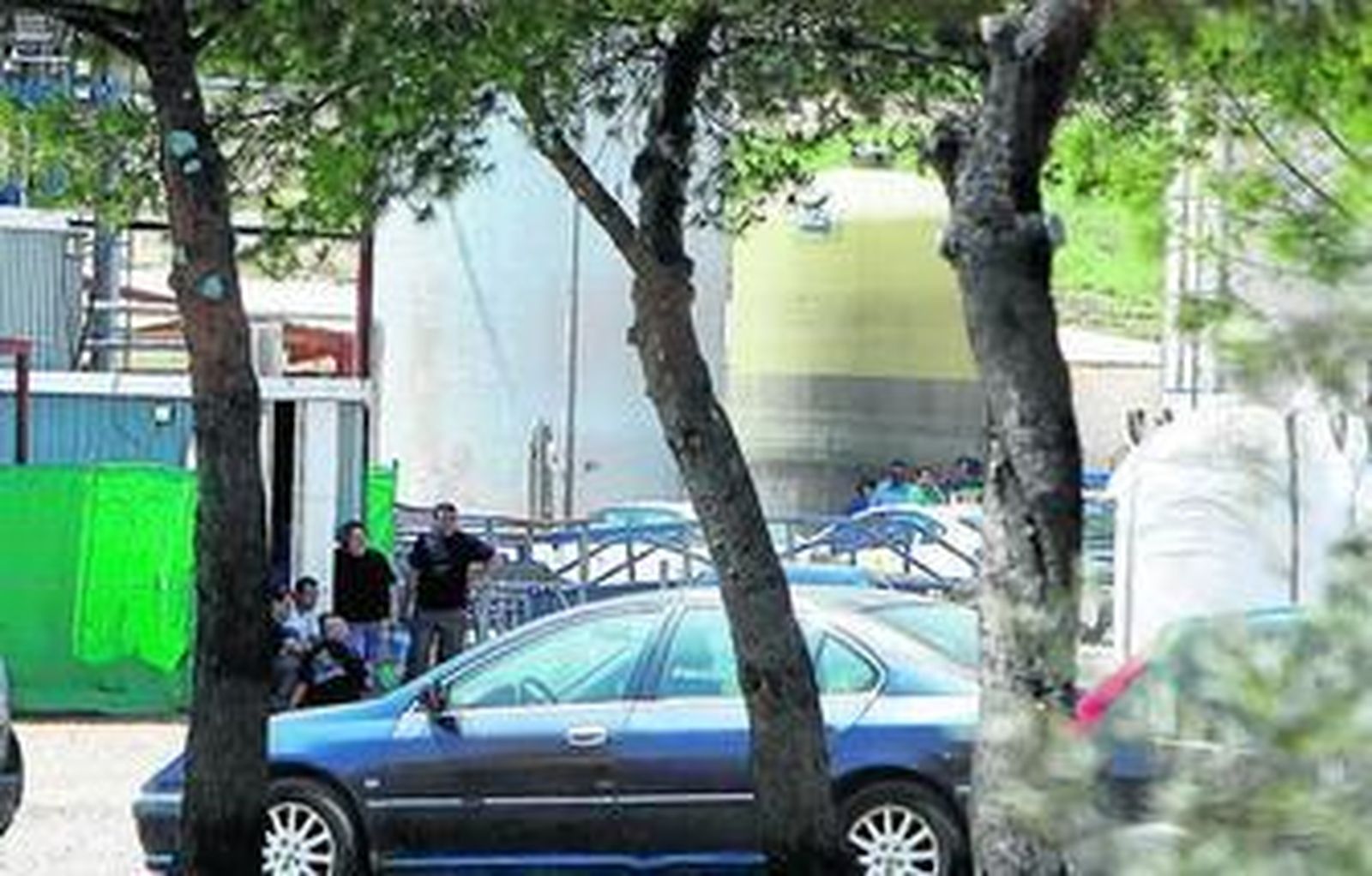 Trabajadores de Render Grasas, tras el accidente.