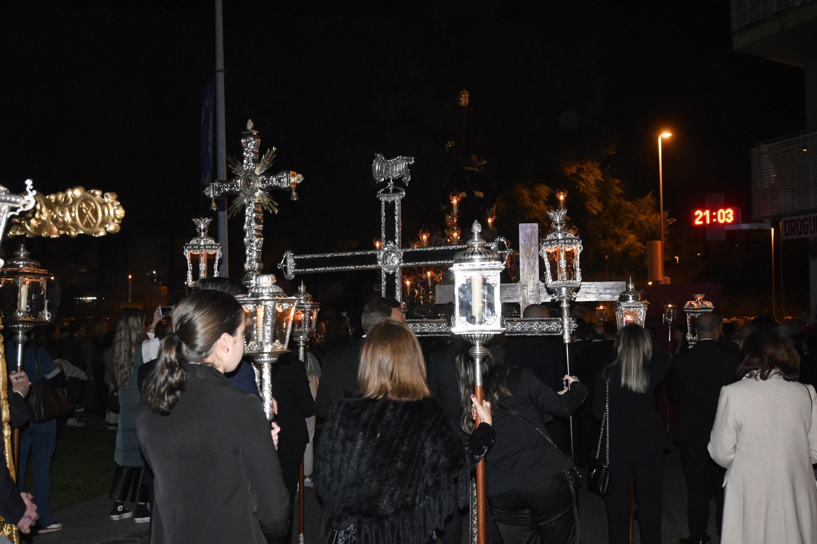 El Vía Crucis de la Semana Santa de Huelva, en imágenes