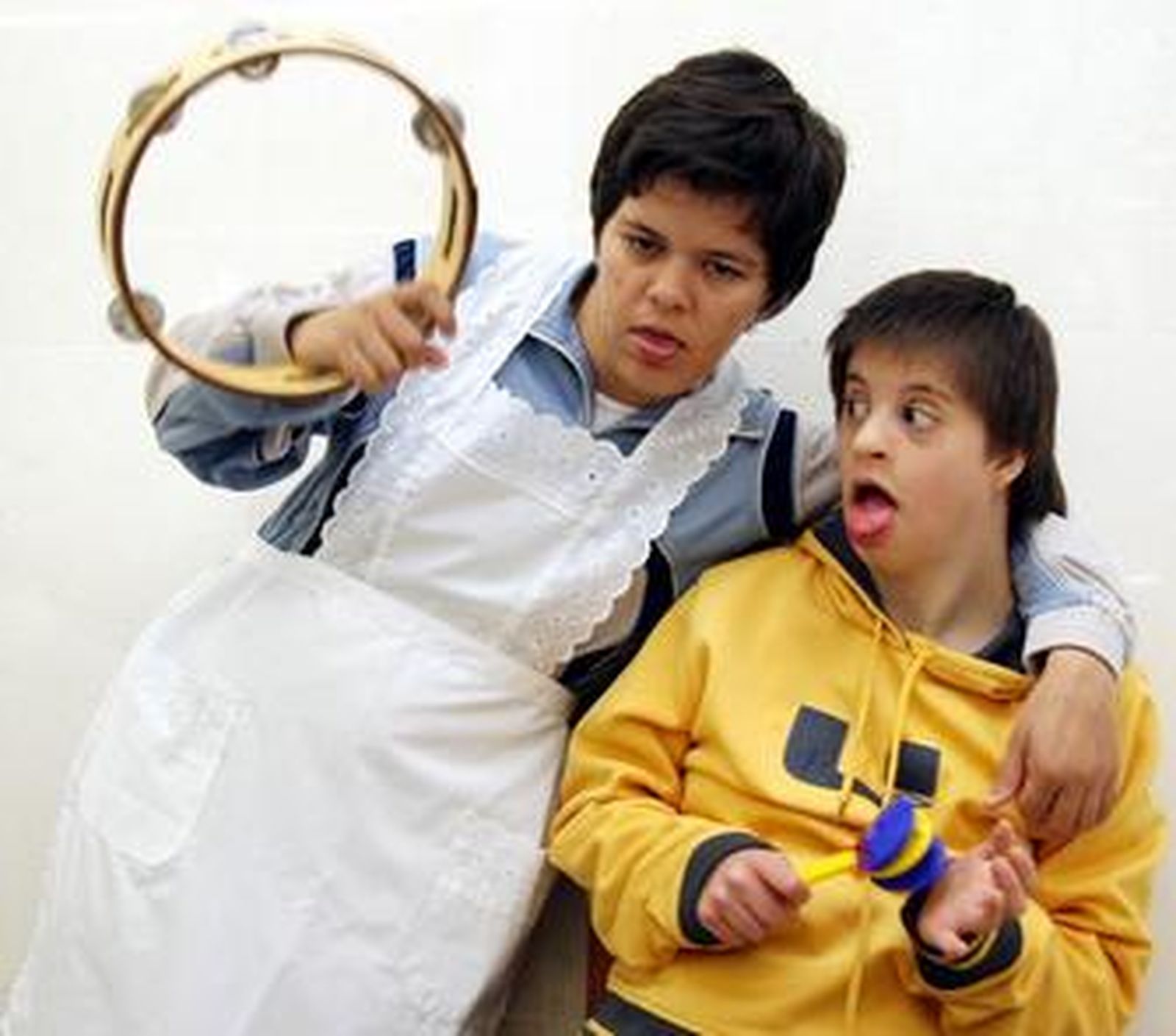 Dos de los usuarios de la residencia, ensayando los villancicos.